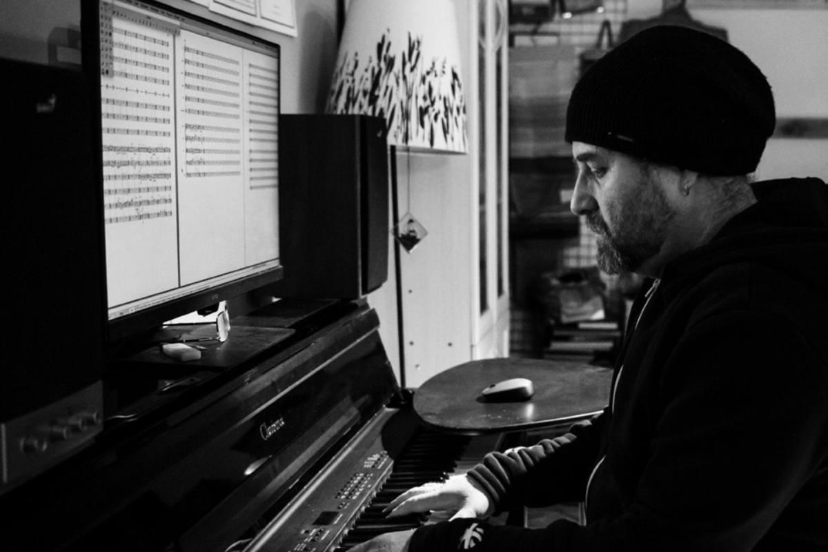 Sergey Akhunov es graduado del Conservatorio Estatal de Kiev. Empezó como oboísta, pero también ha experimentado con géneros como la electrónica y el Rock N' Roll.