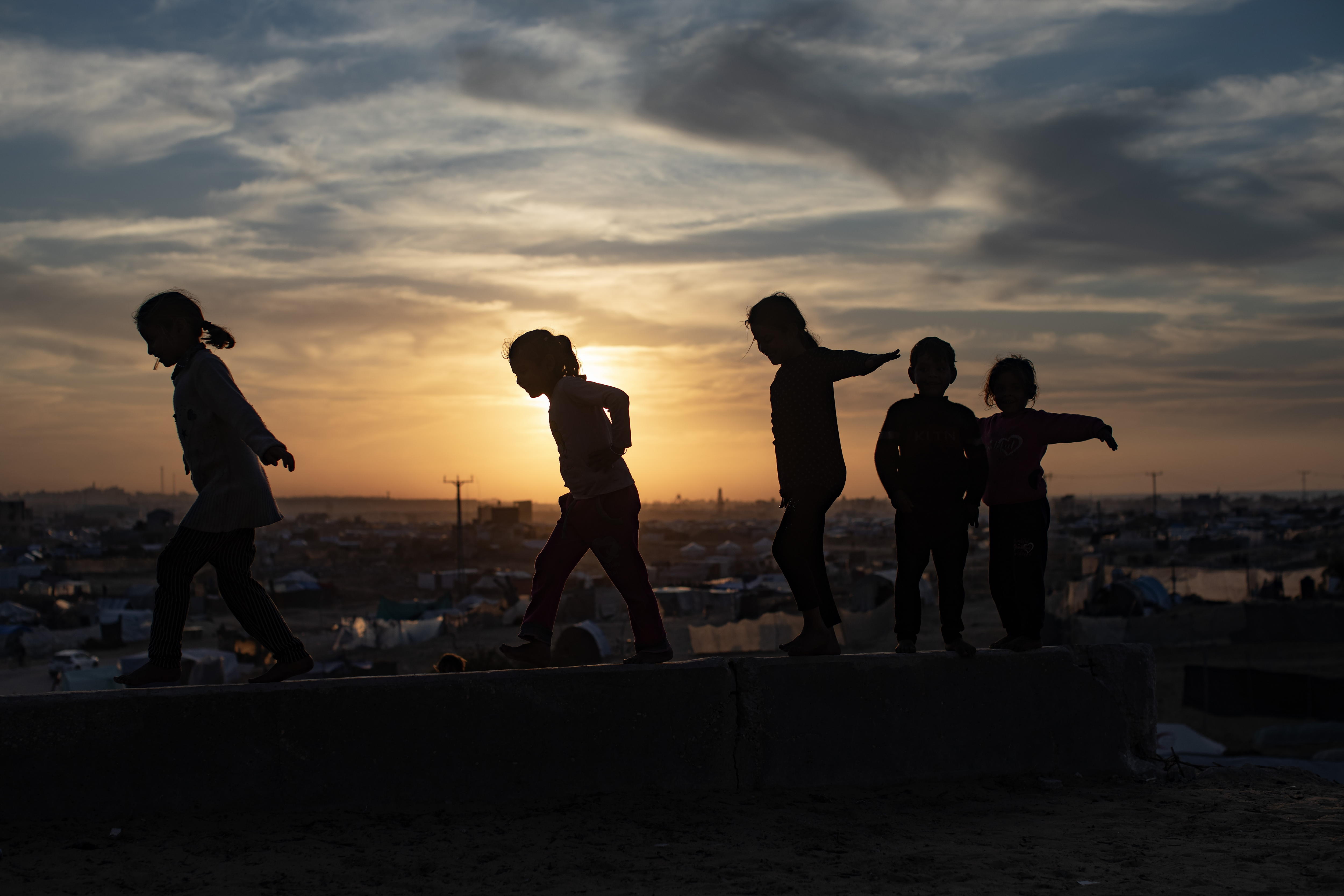 En Gaza, “un niño muere cada hora”: Agencia de la ONU para Refugiados de Palestina