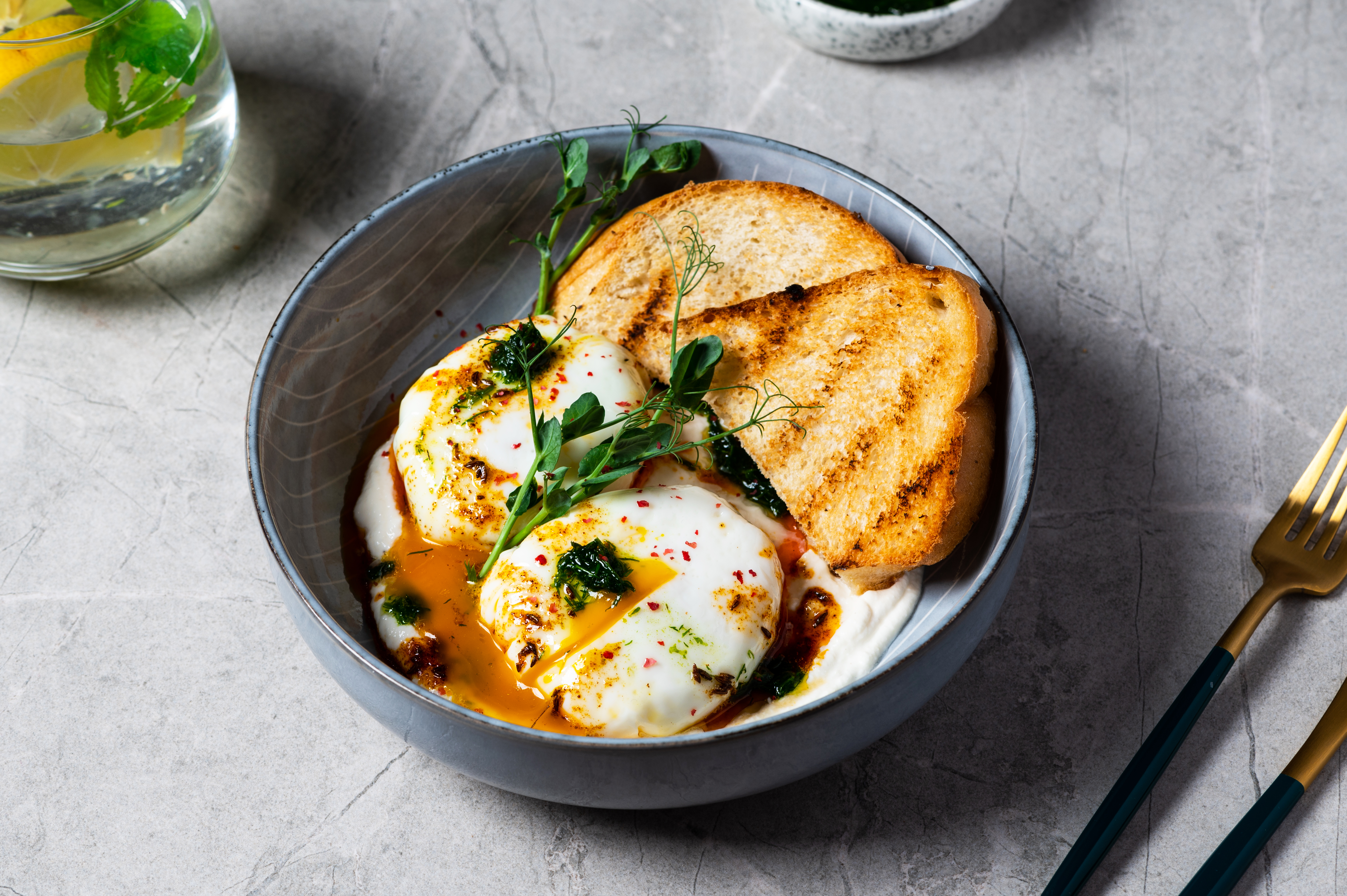 Receta para el desayuno: tostadas con huevos turcos