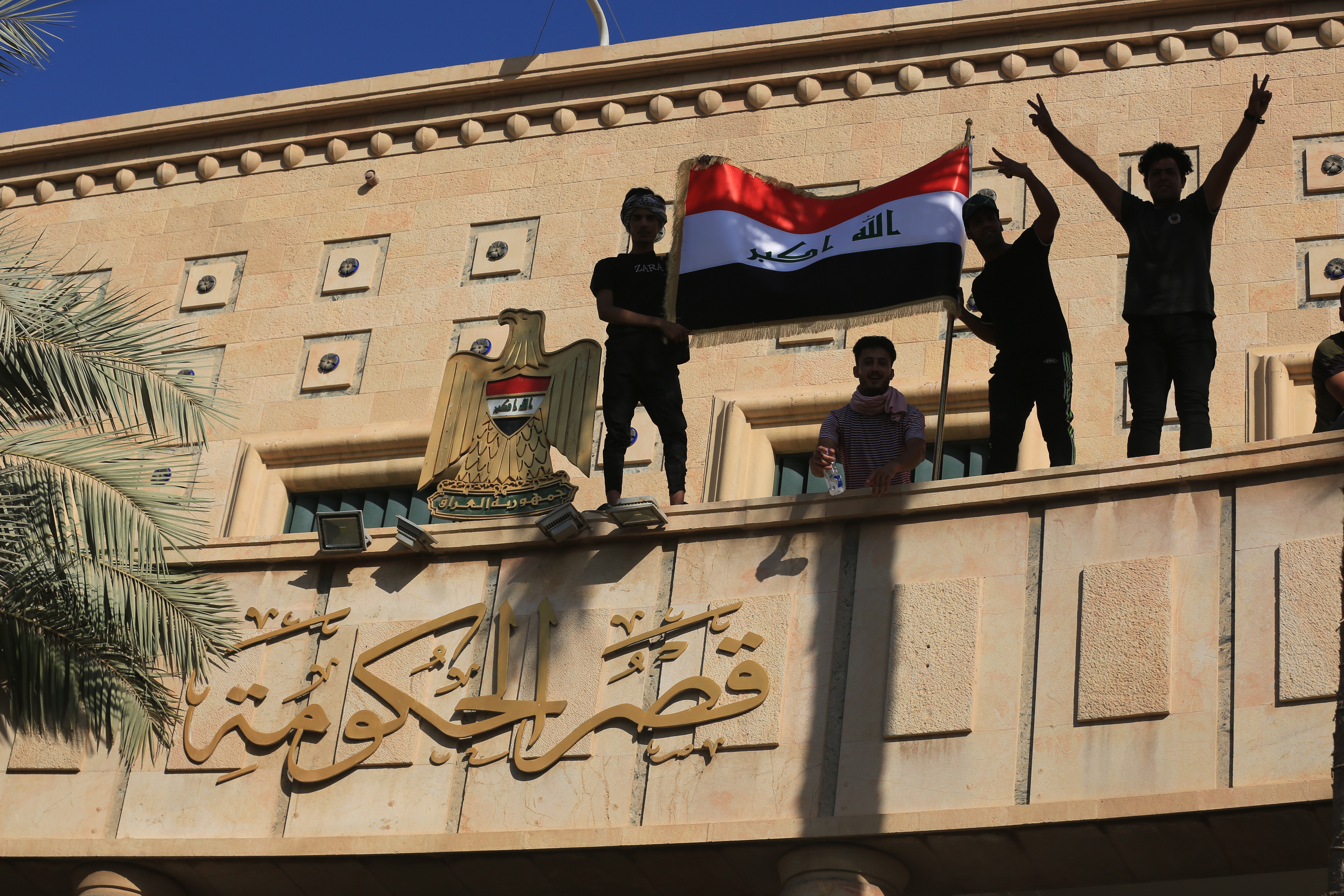 Baghdad (Iraq), 29/08/2022.- Supporters of Iraqi Shiite cleric Muqtada al-Sadr, head of the Sadrist movement, stand atop the Republican Palace that houses the office of the prime minister, after storming the building in Baghdad, Iraq, 29 August 2022. The leader of the Sadrist movement Muqtada al-Sadr announced on 29 August his final retirement and the closure of institutions, prompting supporters, who had been on a sit-in at the Iraqi parliament since July, to storm the Republican Palace, that houses the office of the prime minister, while a curfew was announced in Baghdad from 3:30pm (12:30 GMT). (Bagdad) EFE/EPA/AHMED JALIL