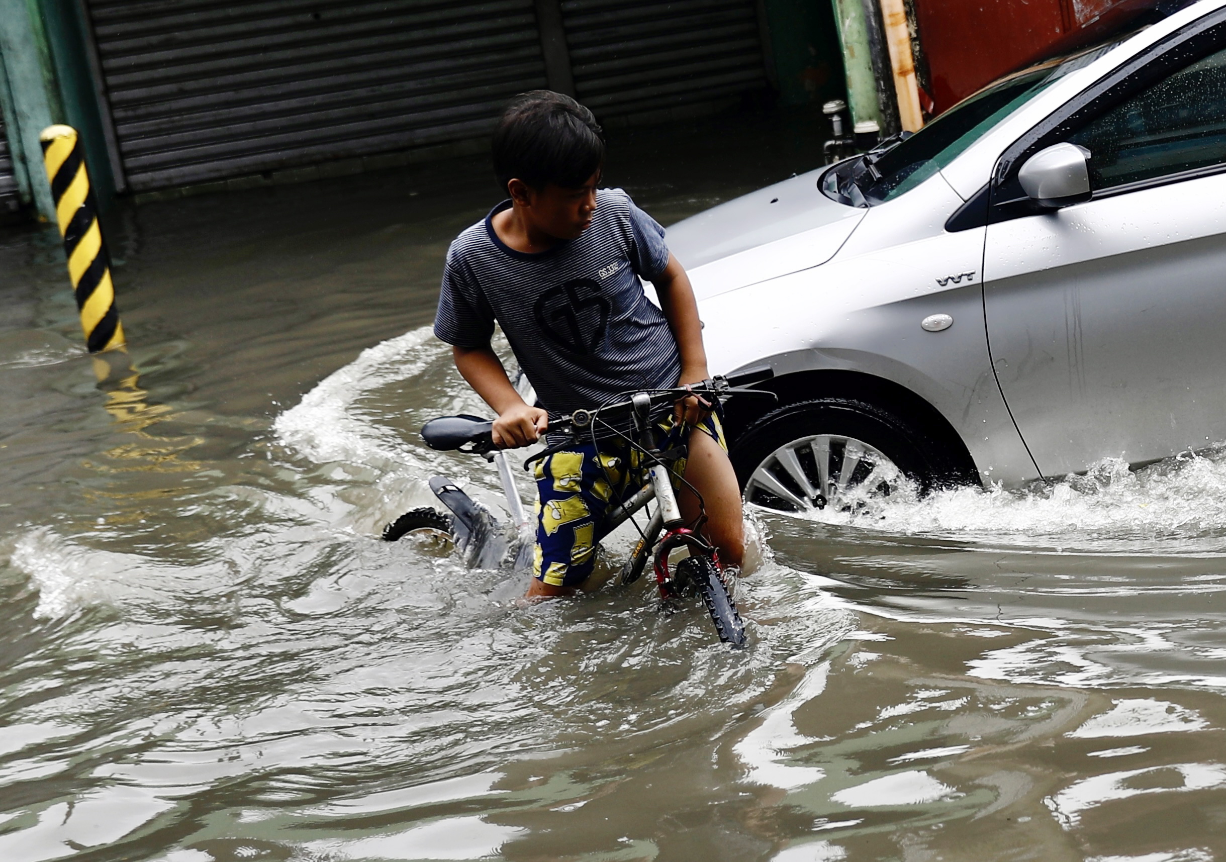 Matrimonio en medio de inundaciones por el tifón Doksuri en Filipinas
