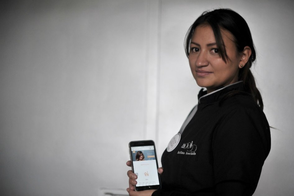 Zulay Rozo es una estilista que llegó desplazada por la violencia a Bogotá hace cinco años.  / Óscar Pérez 