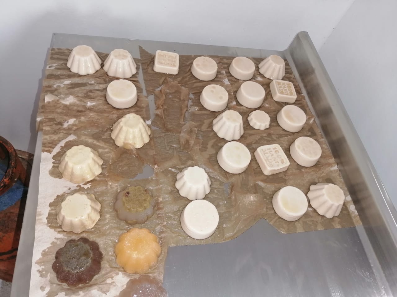 Los jabones para el cuerpo son producidos con productos como miel de abejas, sábila y romero.