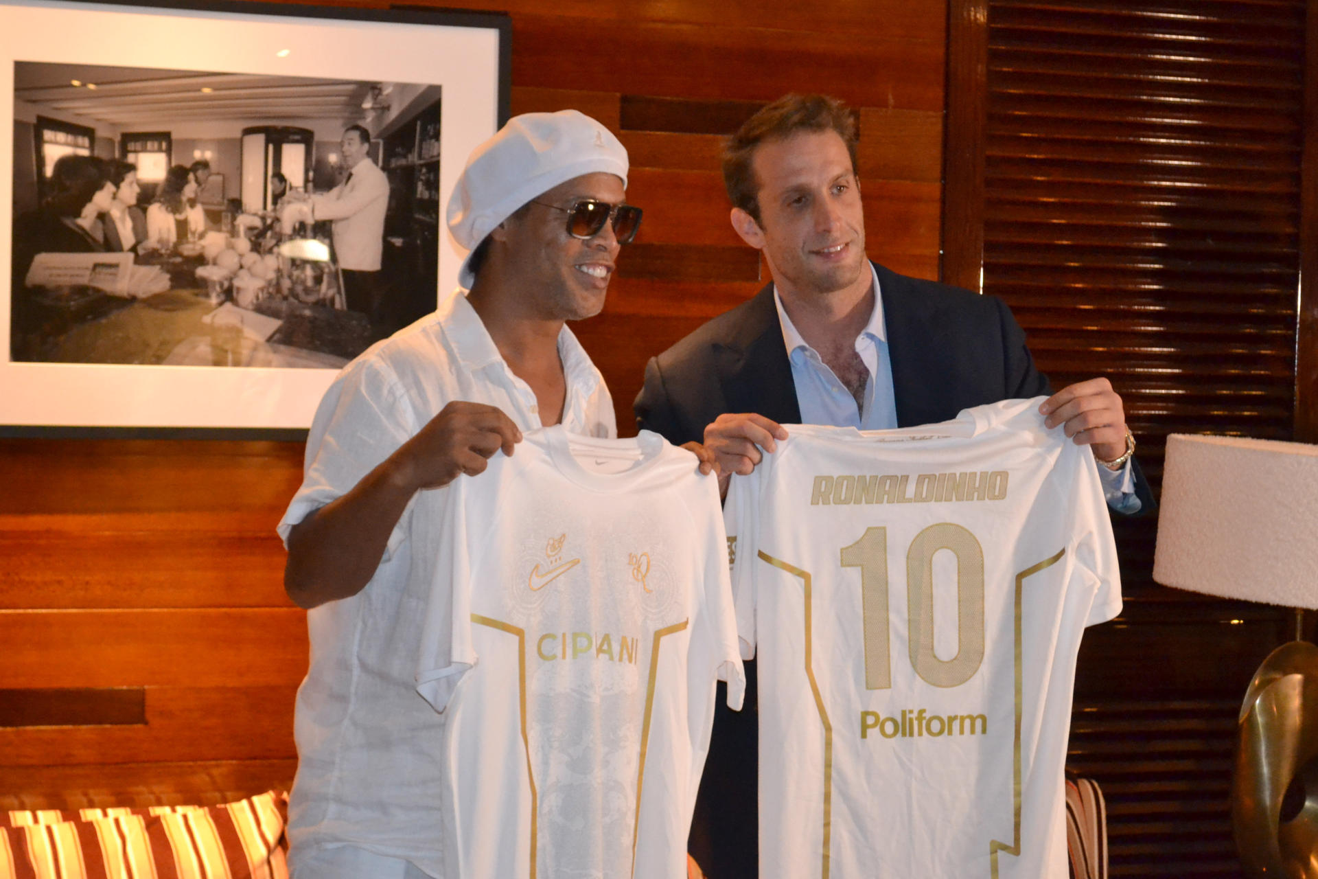 ¿Cómo es eso de que Ronaldinho, de 46 años, fue inscrito por un modesto equipo italiano?