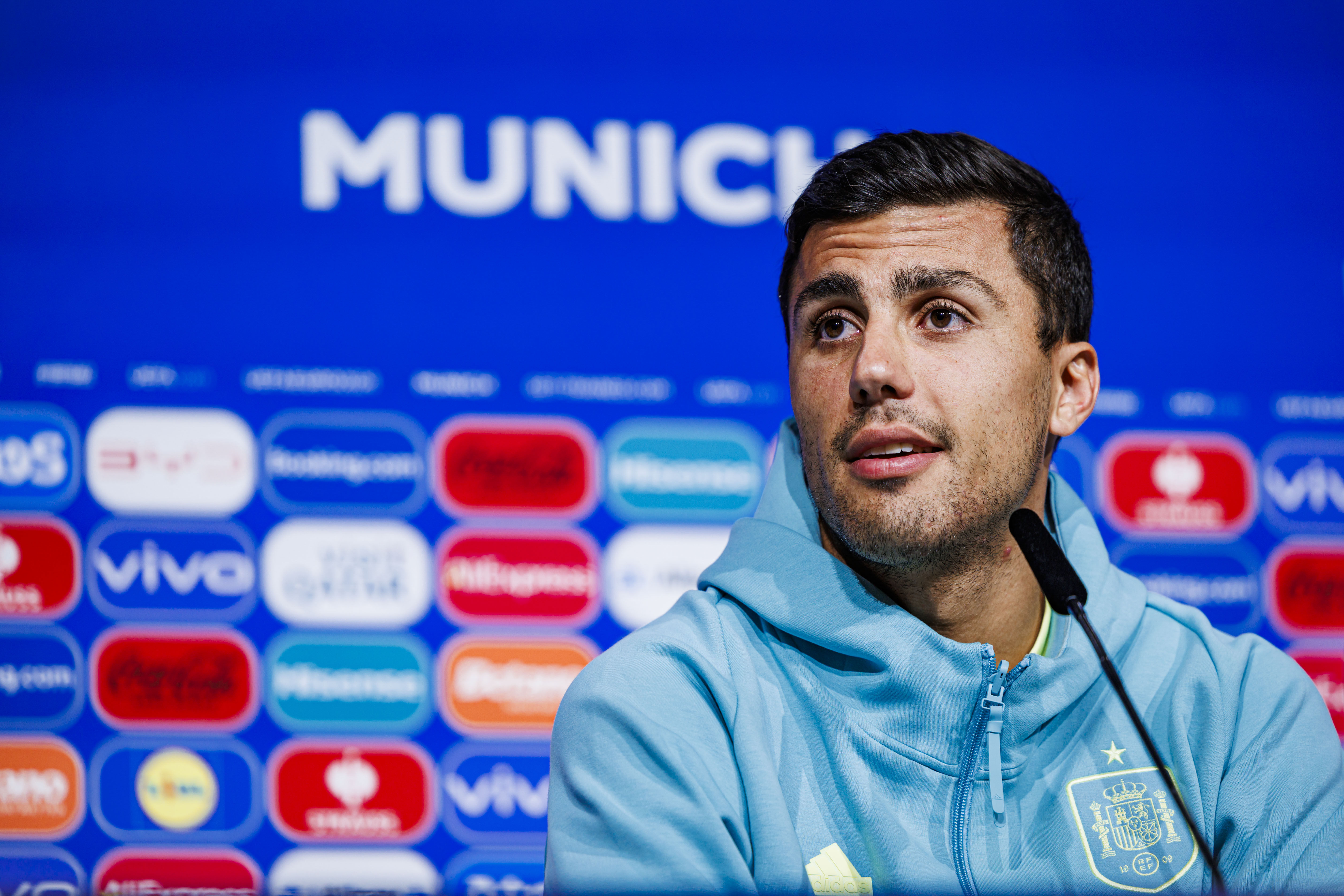 MÚNICH (ALEMANIA), 08/07/2024.- El centrocampista de la selección española Rodrigo Hernández "Rodri" asiste a una rueda de prensa en Múnich, Alemania, este lunes, en la víspera del partido de semifinales de la Eurocopa 2024 ante Francia. EFE/RFEF/Pablo García SOLO USO EDITORIAL/ SOLO DISPONIBLE PARA ILUSTRAR LA NOTICIA QUE ACOMPAÑA / (CRÉDITO OBLIGATORIO) FOTO RFEF