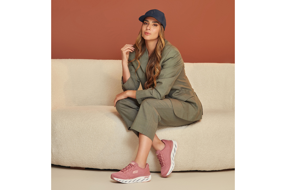 Para Mari Manotas la clave para llevar los tenis a otro nivel es elegir unos versátiles, es decir, que combinen con un outfit elegante y también con prendas deportivas.