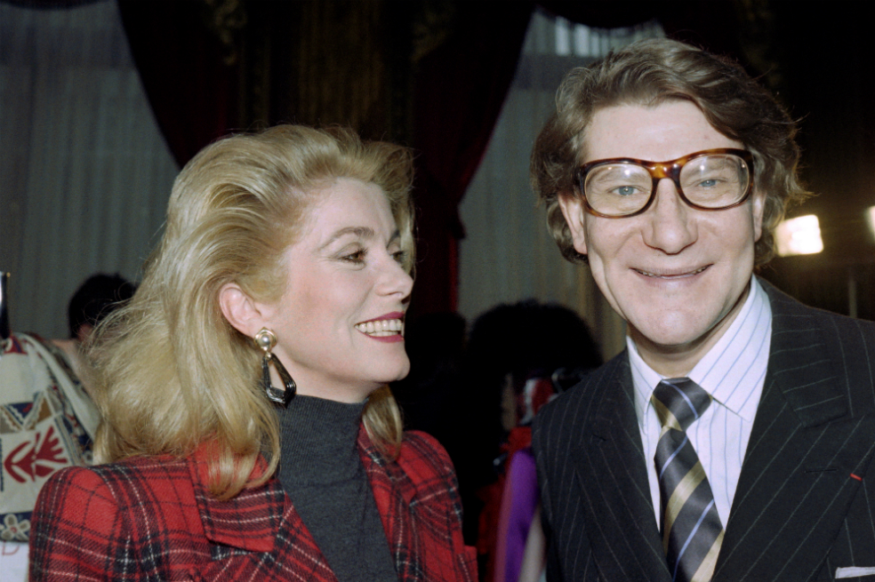 Catherine Deneuve subastará 300 de sus diseños de Yves Saint Laurent