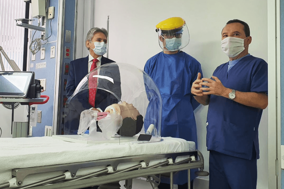 Donan 350 iglús para proteger al personal médico de hospitales públicos en Bogotá
