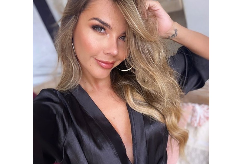 Por lo que se puede observar en sus fotos, Julieth Román, quien sería supuestamente la novia de Sebastián Caicedo, es fanática del Gin Tonic, las rosas y los viajes a la playa.