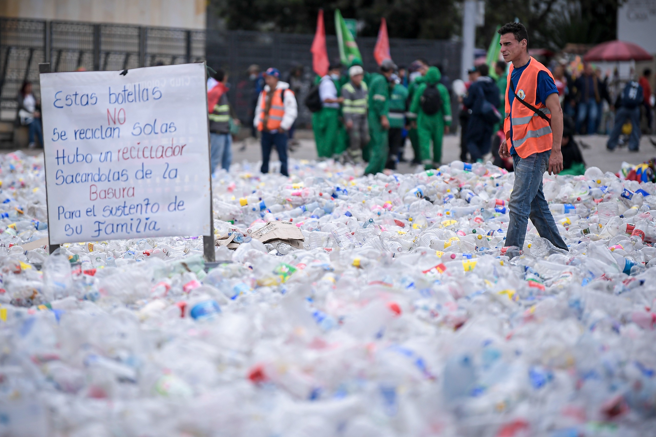 Recicladores inundaron la Plaza de Bolívar en protesta a "pagos injustos" por reciclar este material.