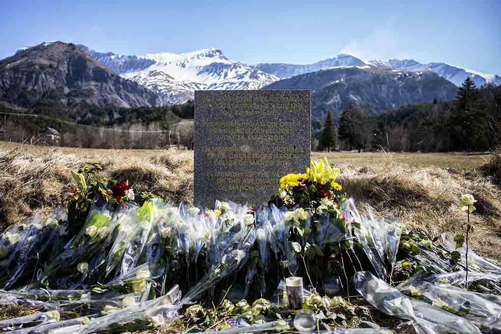 Una lápida en memoria de las 150 víctimas del accidente de Germanwings Airbus A32 en el pueblo de Le Vernet. /AFP