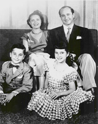 La familia de Ruth Handler: su esposo Elliot Handler y sus hijos Barbaba y Kenneth.