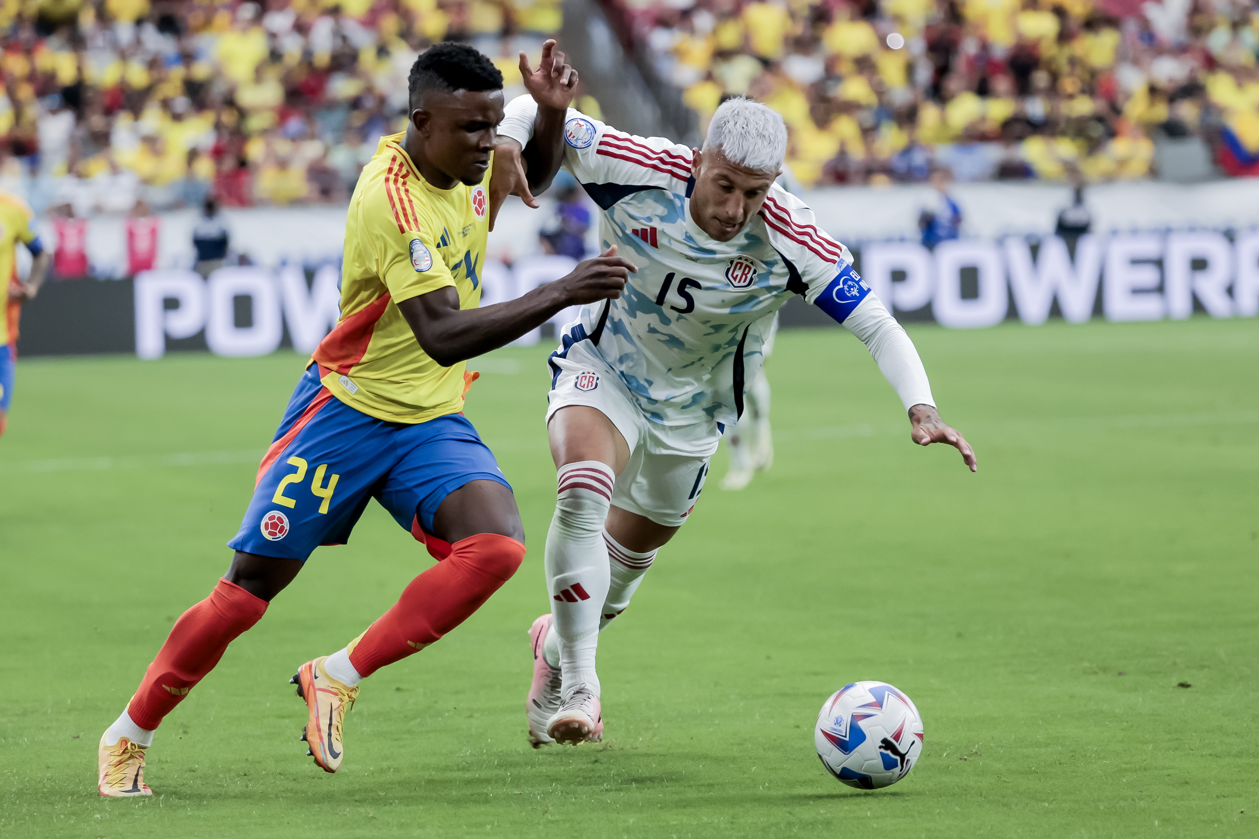 Glendale (United States), 28/06/2024.- Jhon Cordoba (L) of Colombia in action against Francisco Calvo (R) of Costa Rica during the second half of the CONMEBOL Copa America 2024 group D soccer match between Colombia and Costa Rica, in Glendale, Arizona, USA, 28 June 2024. EFE/EPA/JOHN G. MABANGLO