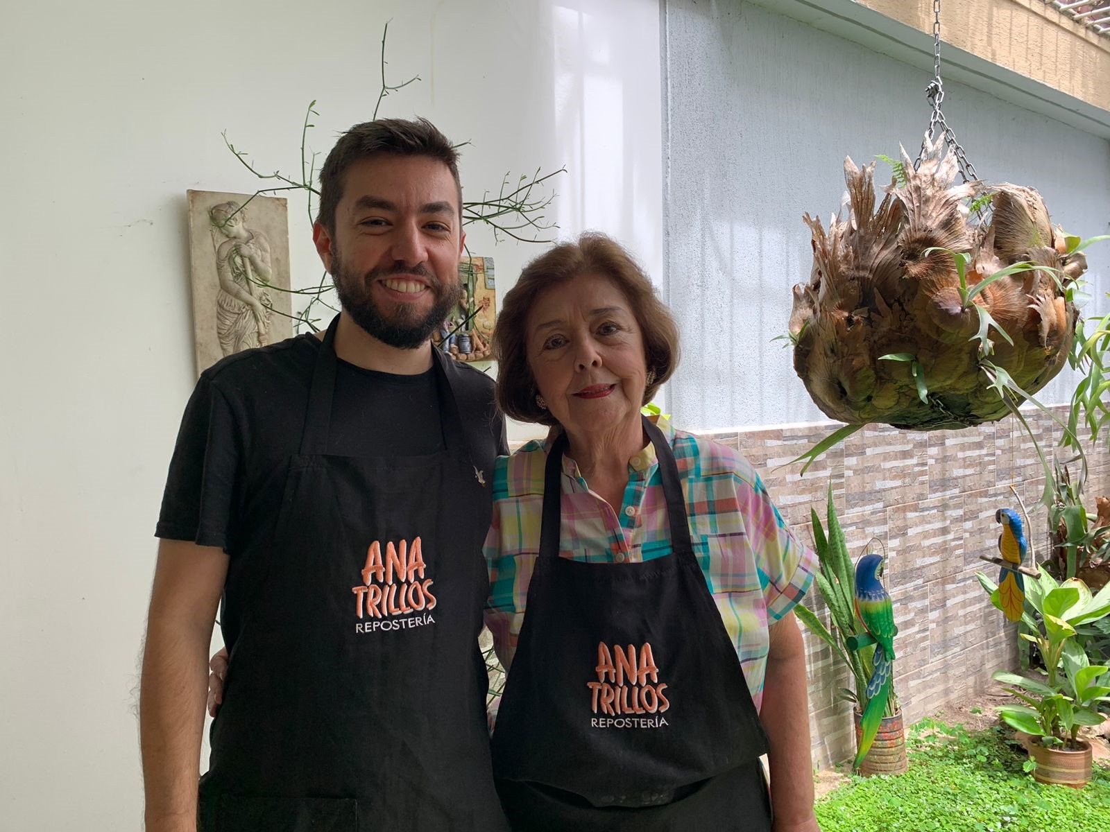 Madre e hijo emprendieron y crearon un negocio de repostería artesanal
