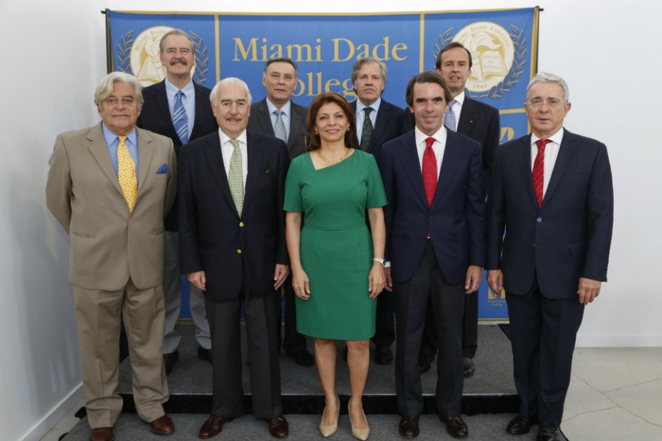 Los expresidentes Luis Lacalle (Uruguay), Andrés Pastrana (Colombia), Laura Chinchilla (Costa Rica), José María Aznar (Gobierno español) y Álvaro Uribe (Colombia); y, atrás, Vicente Fox (México), Jamil Mahuad (Ecuador), y Jorge Quiroga (Bolivia), al finalizar el encuentro. / EFE