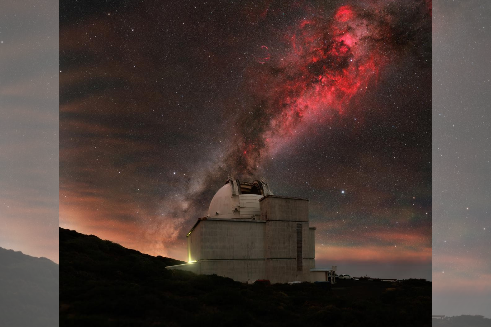 "Lo que puedes ver aquí es el Telescopio Isaac Newton en el borde de la instalación de telescopios de La Palma. Es gigantesco y a veces hace ruidos espantosos por la noche. Esta composición ha sido mi sueño durante mucho tiempo. Muchos astrofotógrafos se centran sólo en el centro de la Vía Láctea, que por supuesto es precioso, pero eclipsa otras zonas interesantes de la galaxia".