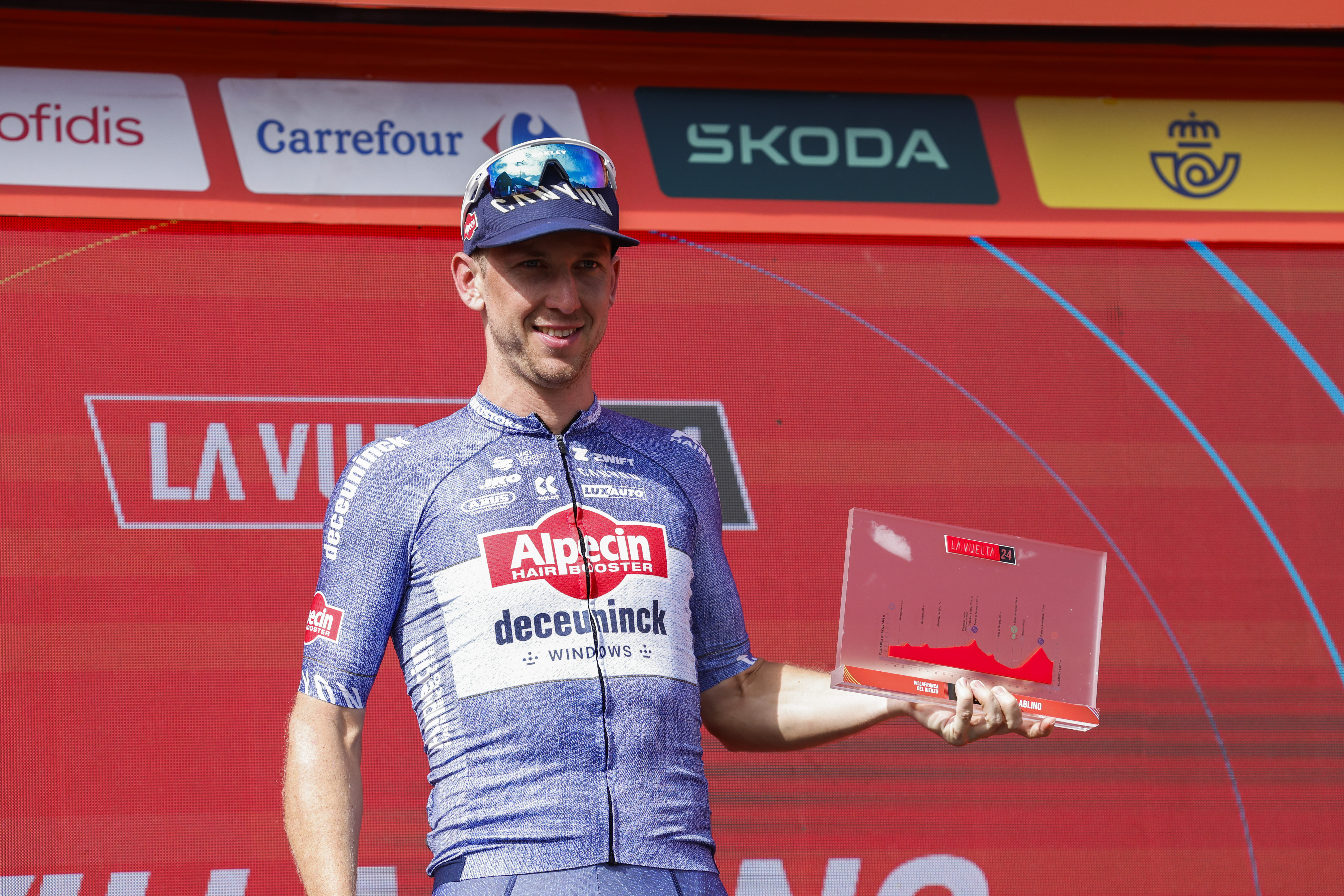 Groves aguanta la alta montaña y le gana a Van Aert