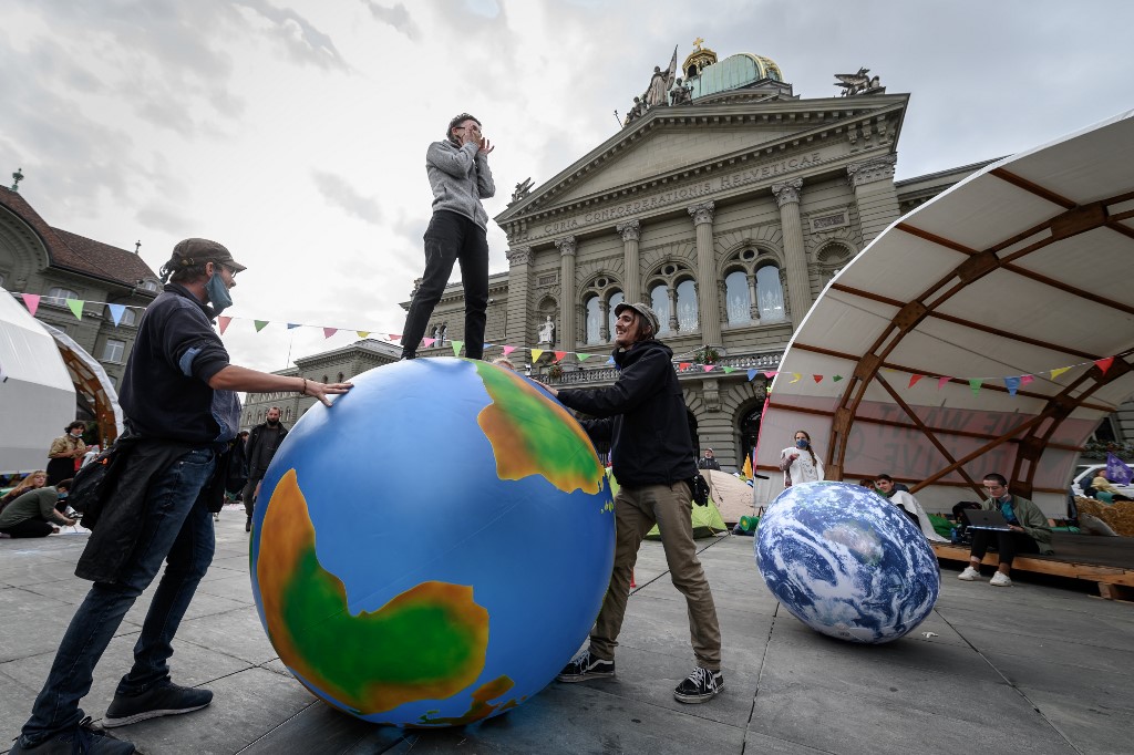 Activistas protestan en Suiza exigiendo acciones contra la crisis climática.