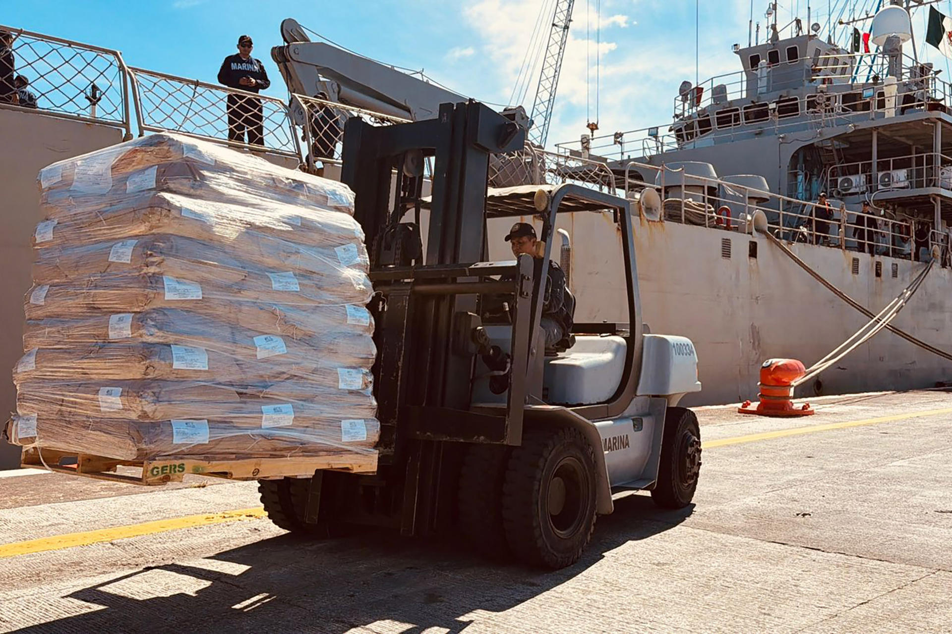 México desafía presión de EE. UU. y envía ayuda humanitaria a una Cuba por emergencia
