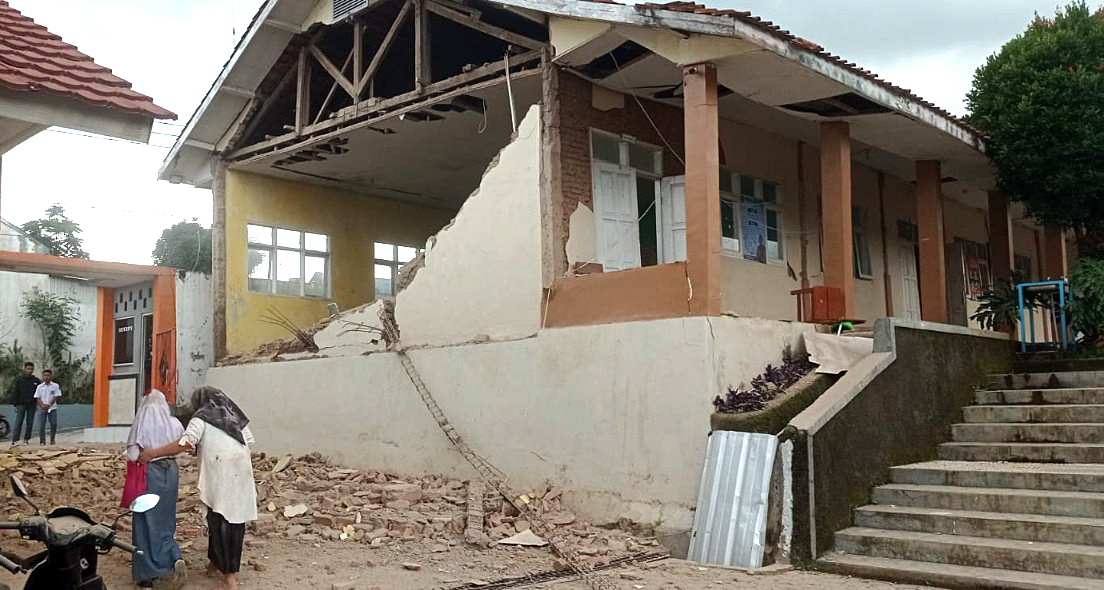 Sube a 162 la cifra de personas fallecidas por el terremoto en Indonesia