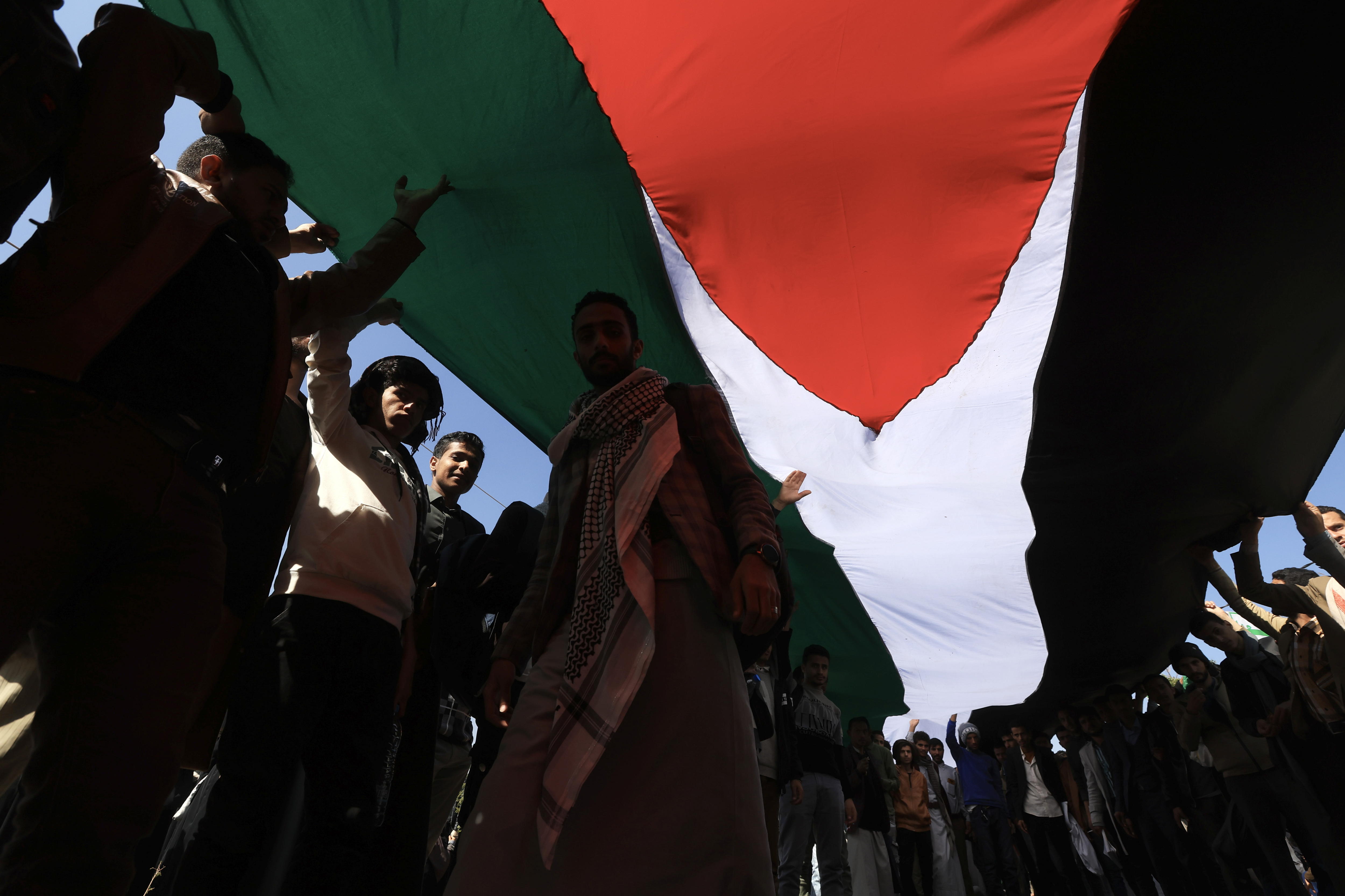 Sana'a (Yemen), 15/01/2025.- Protesters carry a large Palestinian flag during a rally in solidarity with the Palestinian people, at the Sana'a University, in Sana'a, Yemen, 15 January 2025. Hundreds of university students gathered to show solidarity with the Palestinian people in the Gaza Strip, amid an escalation of Houthi missile-drone attacks on Israel and vessels in the seas around Yemen, in retaliation for Israel's military operation in Gaza. (Protestas) EFE/EPA/YAHYA ARHAB