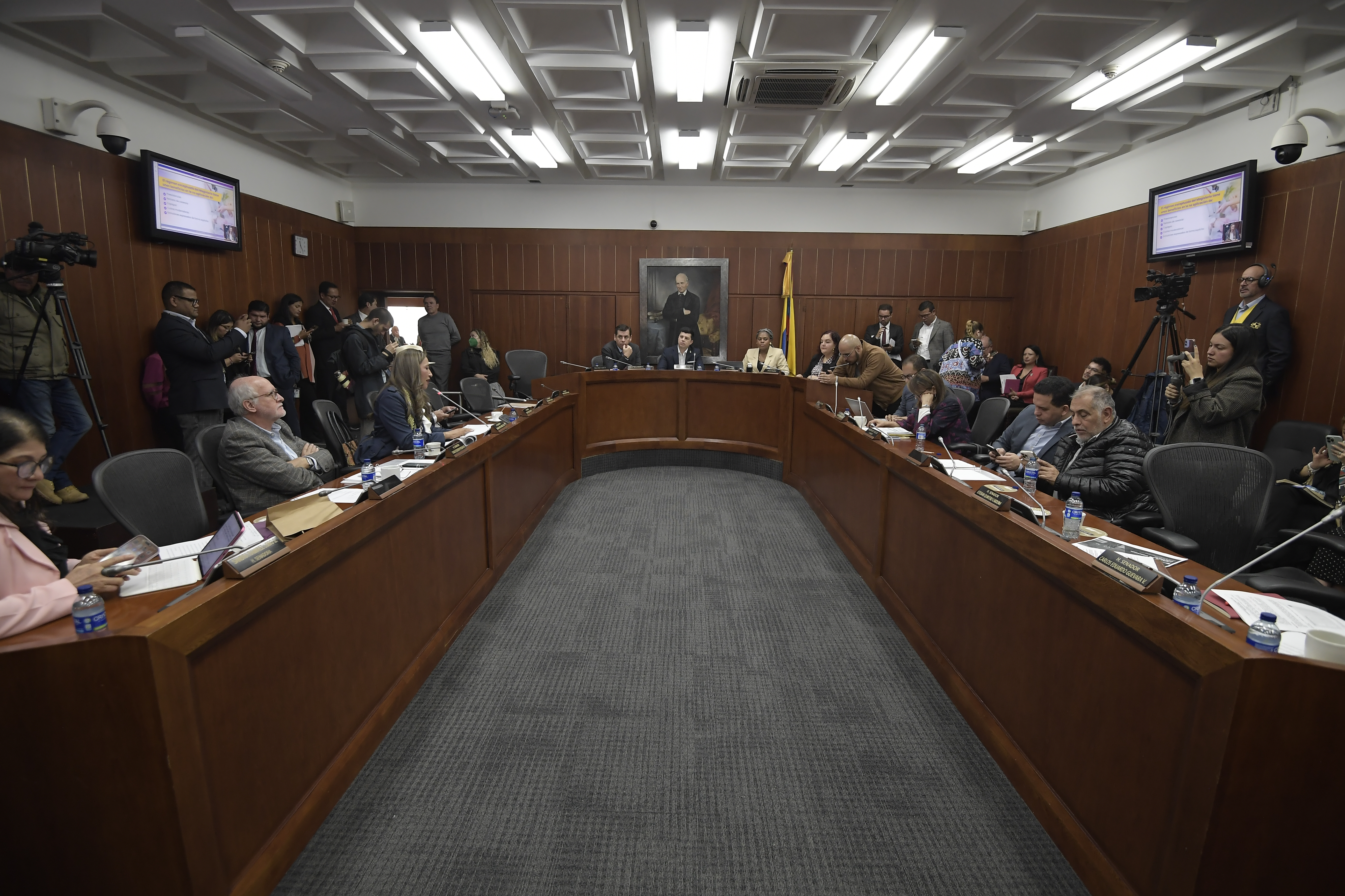 Así están las fuerzas en las comisiones que discutirán infraestructura y educación
