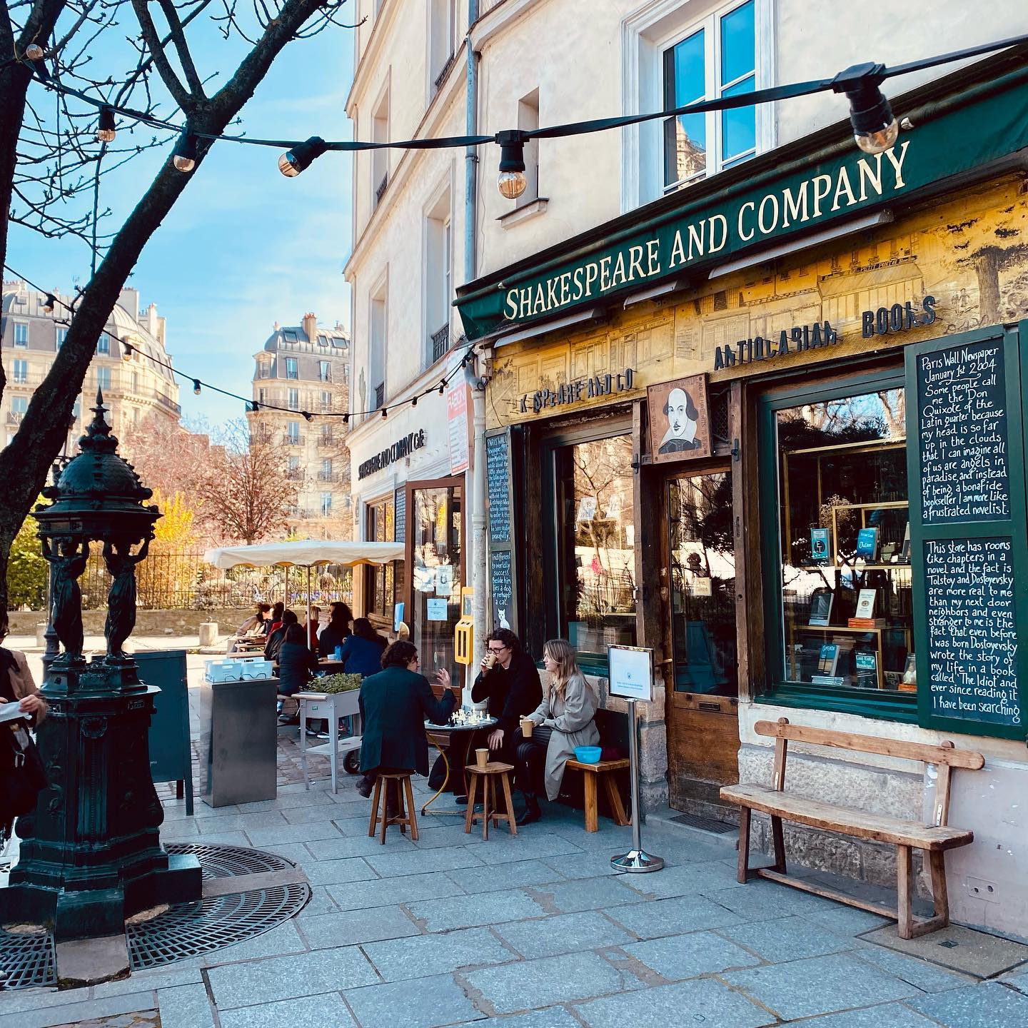 La icónica Shakespeare and Company, ubicada frente a Notre-Dame, en Paris Francia, es mucho más que una librería: es un refugio literario con espíritu bohemio. Fundada en 1951 por George Whitman como homenaje a la original de Sylvia Beach, este espacio ha sido punto de encuentro de escritores y lectores durante décadas. Entre estanterías de madera, sillones y rincones para leer, mantiene una tradición única: acoger a viajeros y autores que pueden quedarse a cambio de leer, escribir y colaborar, conservando así una esencia que mezcla literatura, comunidad y vida cotidiana.