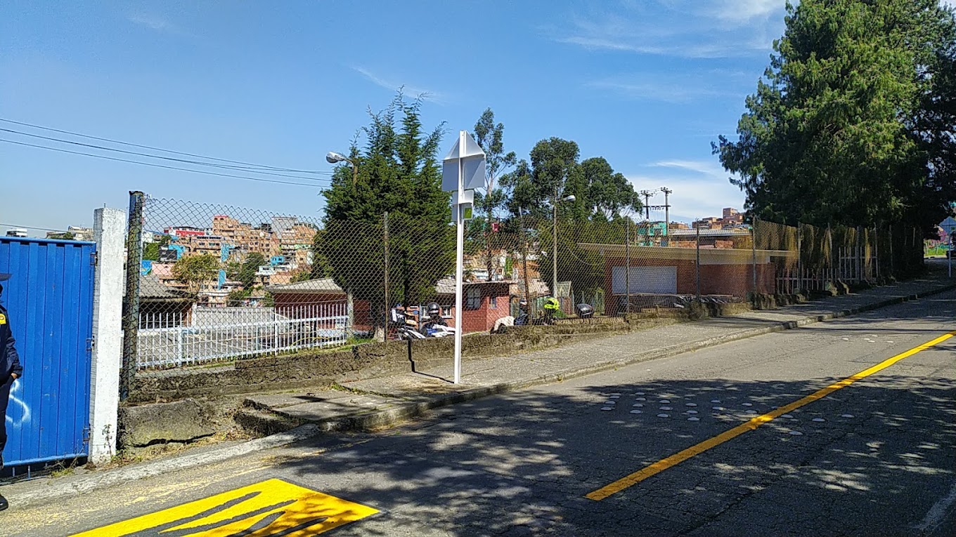 Denuncian a sujeto armado que estaría amedrentando a estudiantes de colegio en Bogotá