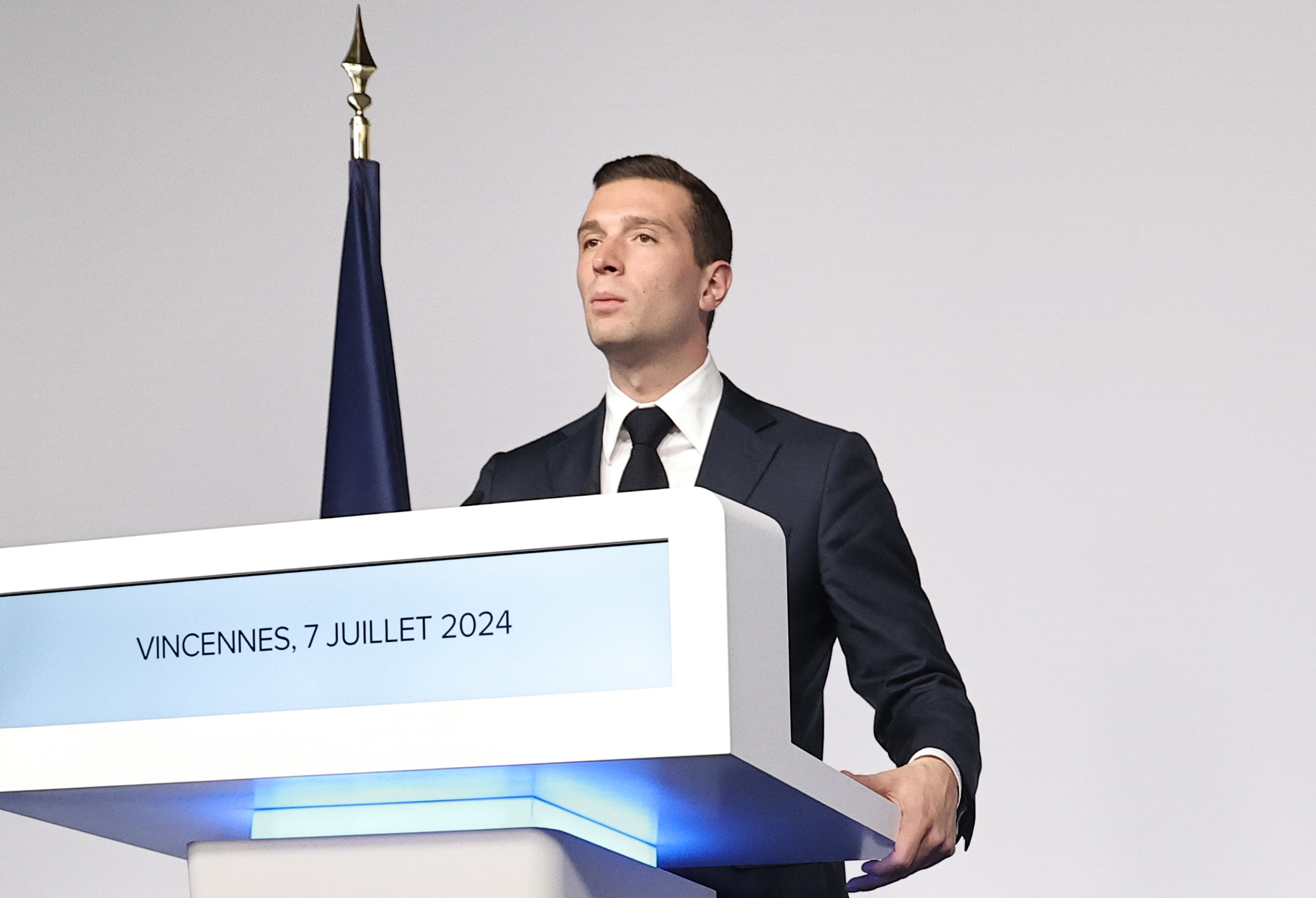 Paris (France), 07/07/2024.- President of the French right-wing party National Rally (Rassemblement National, RN) Jordan Bardella delivers a speech after preliminary results of the second round of the French parliamentary elections, in Paris, France, 07 July 2024. France voted in the second round of the legislative elections on 07 July. According to the first official results, the left-wing New Popular Front (Nouveau Front populaire, NFP) was ahead of President Macron's party and Le Pen's far-right National Rally (RN). (Elecciones, Francia, Jordania) EFE/EPA/CHRISTOPHE PETIT TESSON