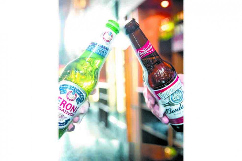 La nueva empresa combinada produciría el 33 % de la cerveza en el mundo. / Bloomberg