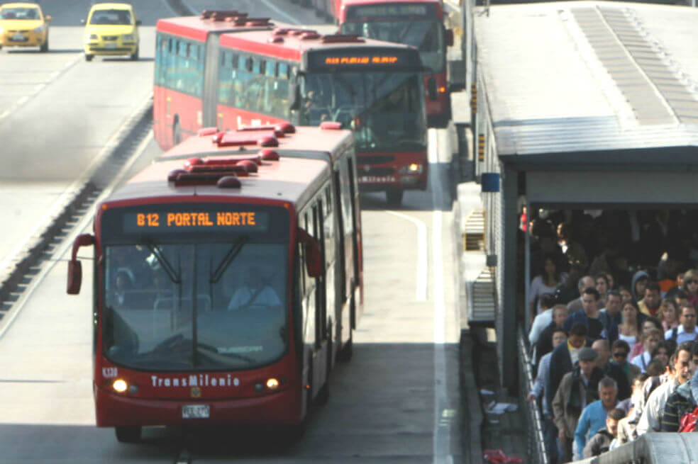 Investigan presunta violación y maltrato a una mujer que viajaba en Transmilenio
