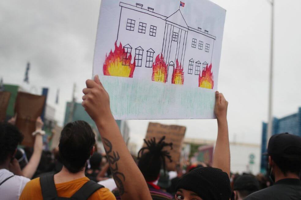 Hombre arrestado en Miami dice que le pagaron para hacer “protestas violentas”