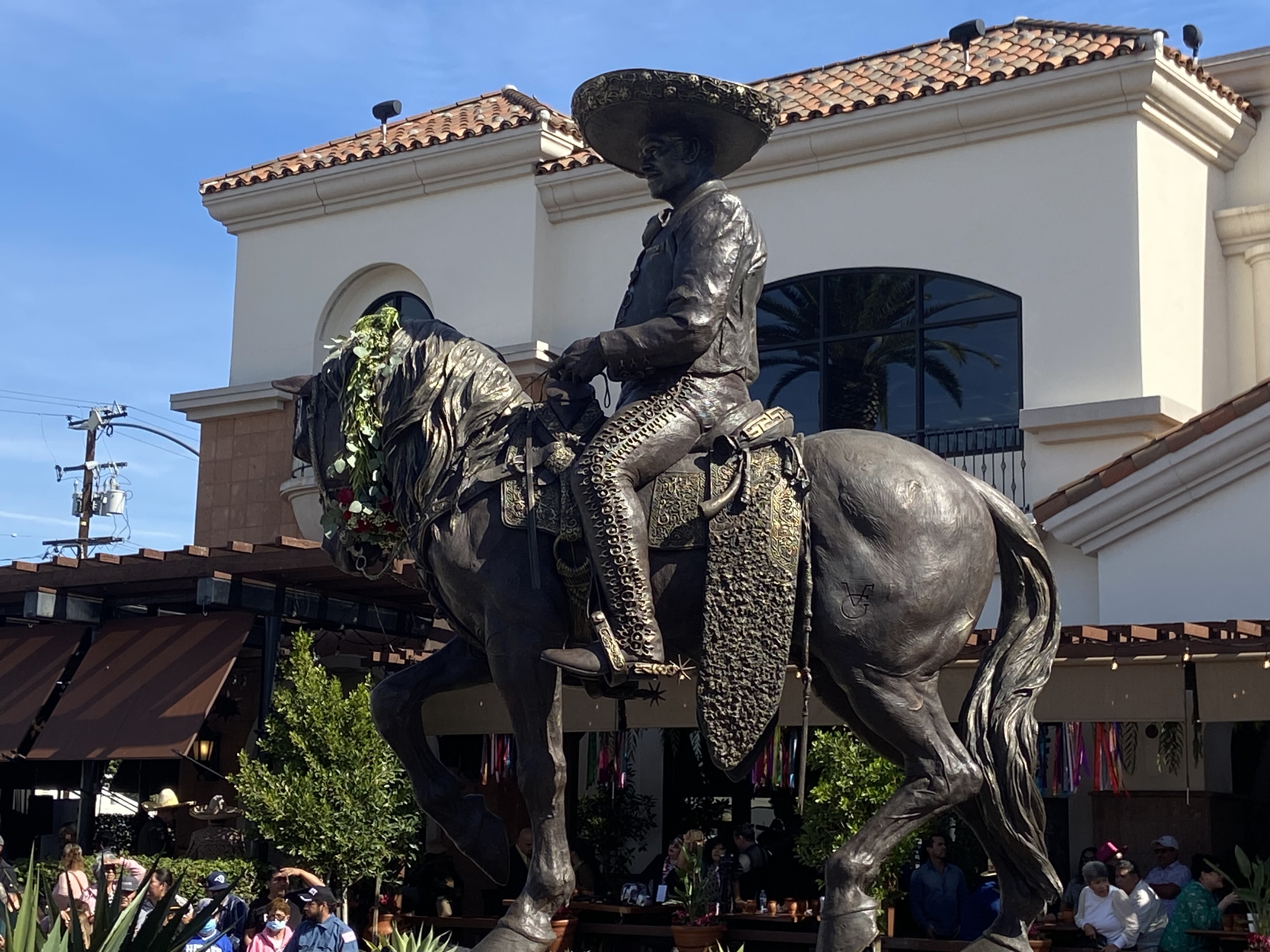 USA3766. LOS ÁNGELES (CA, EEUU), 10/02/2023.- Fotografía que muestra una estatua de 3,7 metros de altura del que fuera conocido como el "rey de la canción mexicana", Vicente Fernández, (1940-2021) que fue inaugurada hoy por las autoridades en el centro de ocio Plaza La Alameda, a las puertas de un restaurante con el nombre del artista, en Huntington Park, en el condado de Los Ángeles, California (EE.UU.). La figura, que es de bronce y pesa dos toneladas, es una réplica de la que hay junto a su tumba en el estado mexicano de Jalisco y muestra a "Chente" subido a su caballo. EFE/Guillermo Azábal