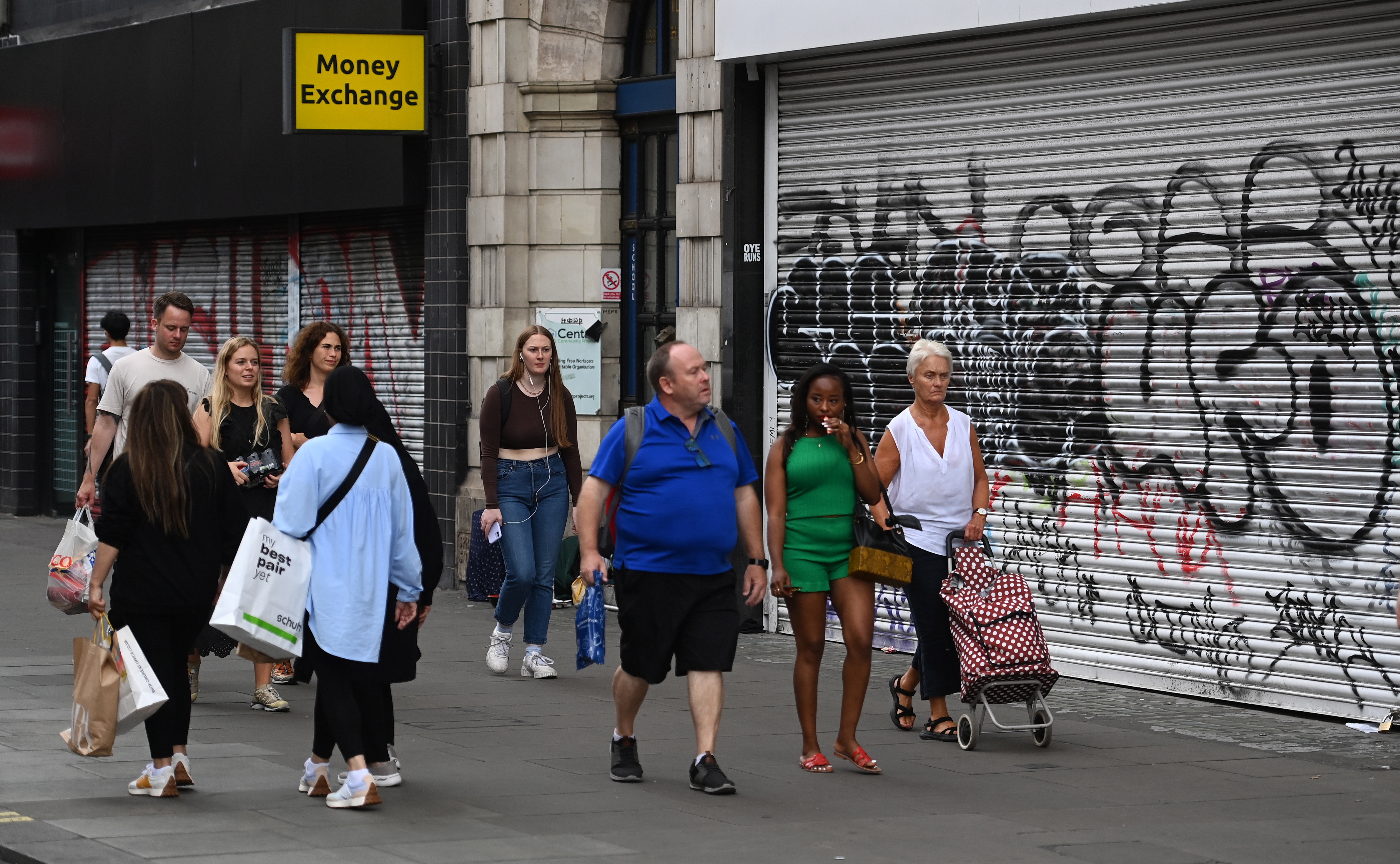 London (United Kingdom), 17/08/2022.- Pedestrians walk past closed down retail stores on Oxford Street in central London, Britain 17 August 2022. UK inflation has hit 10.1 percent, a record 40 year high. The UK cost of living crisis is worsening as increasing food prices are driving up inflation. The Bank of England is warning of a recession with inflation forecast to exceed 13 percent by the end of 2022. (Reino Unido, Londres) EFE/EPA/ANDY RAIN