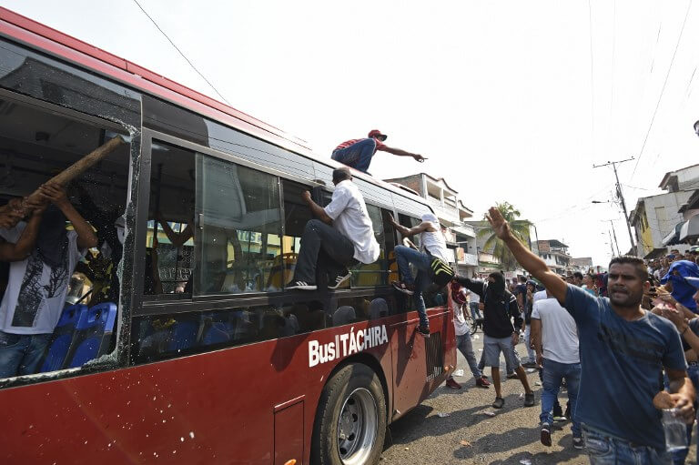 Ureña y San Antonio: escenarios de caos y represión por ayuda en Venezuela
