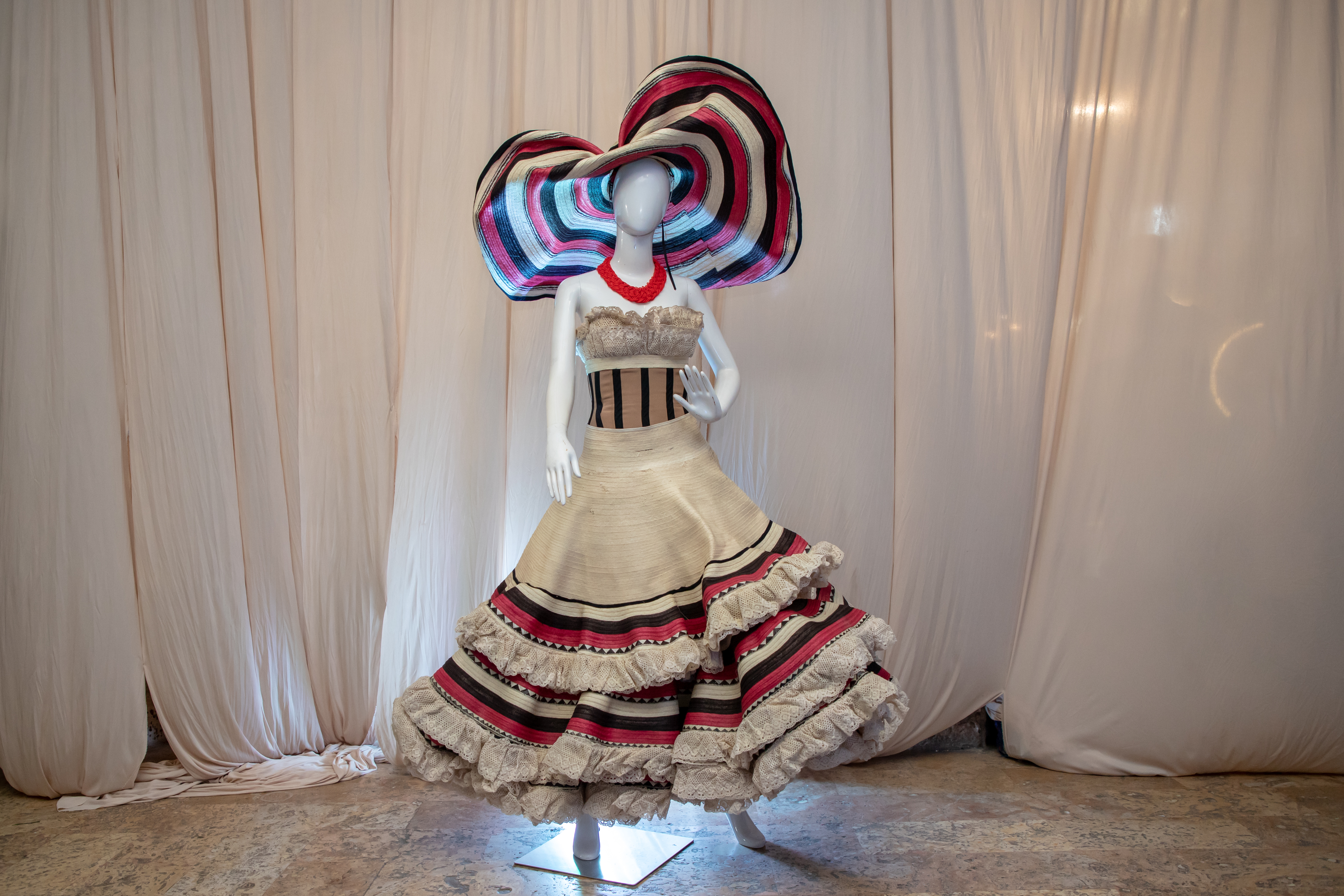 Este traje cuenta con una falda confeccionada de manera artesanal, con detalles en encajes artísticos sobre fibralite y paja, que utilizó Kristy Yereth Moreno Correa, señorita Chocó. 
Artesano: Juan Rodríguez
Diseñador: Alfredo Barraza