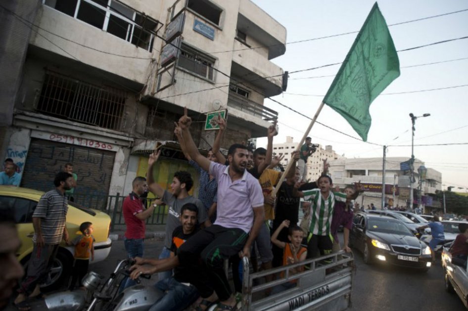 Palestinos celebran en las calles el alto el fuego "ilimitado" entre Israel y Palestina. 