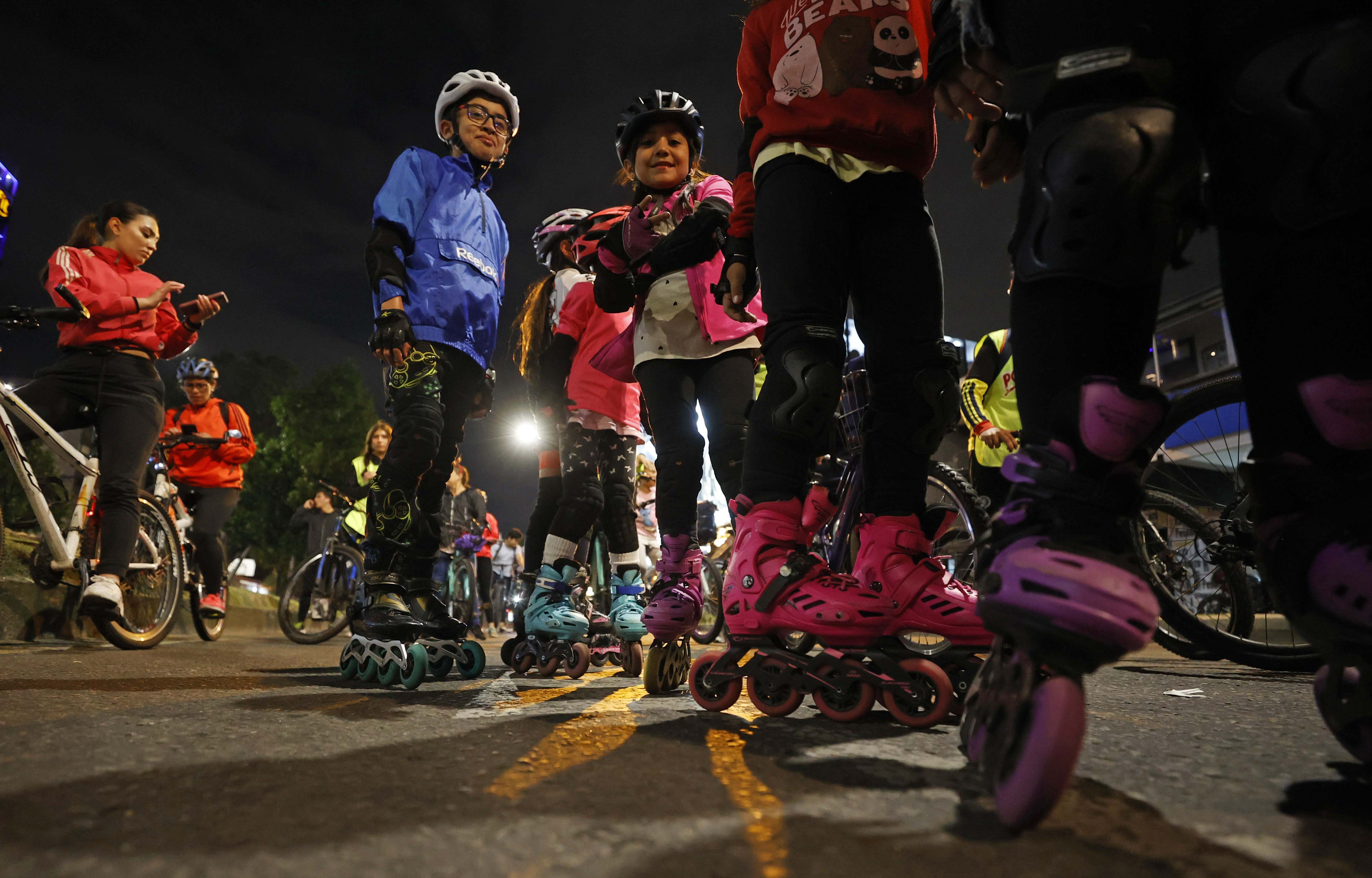 AME5145. BOGOTÁ (COLOMBIA), 13/12/2024.- Personas asisten a  la ciclovía nocturna este jueves, en Bogotá (Colombia). EFE/ Mauricio Dueñas Castañeda