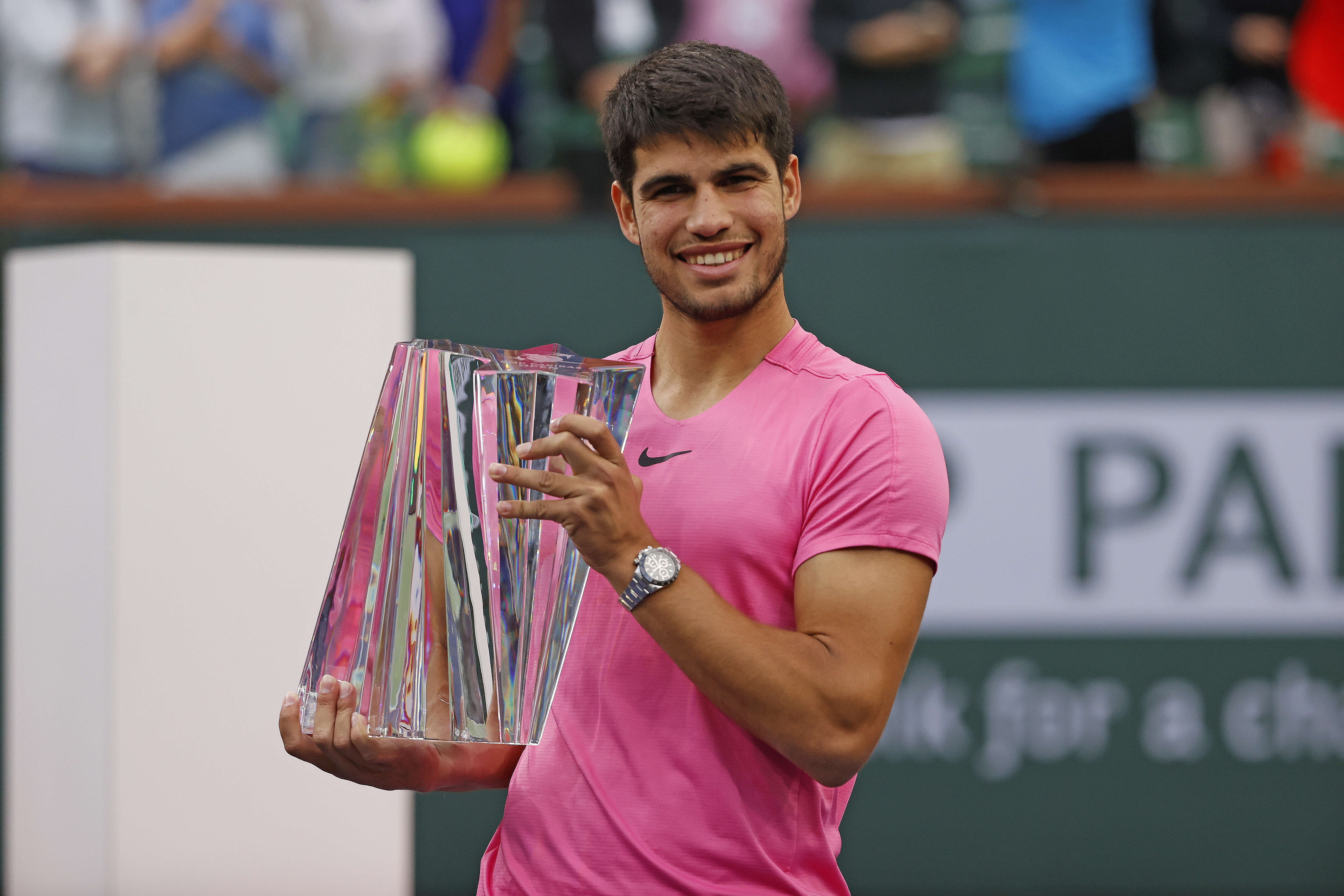 Indian Wells (United States), 19/03/2023.- Carlos Alcaraz of Spain holds up the Championship trophy after defeating Daniil Medvedev of Russia following the men's finals of the BNP Paribas Open tennis tournament at the Indian Wells Tennis Garden in Indian Wells, California, USA, 19 March 2023. (Tenis, Abierto, Rusia, España, Estados Unidos) EFE/EPA/JOHN G. MABANGLO