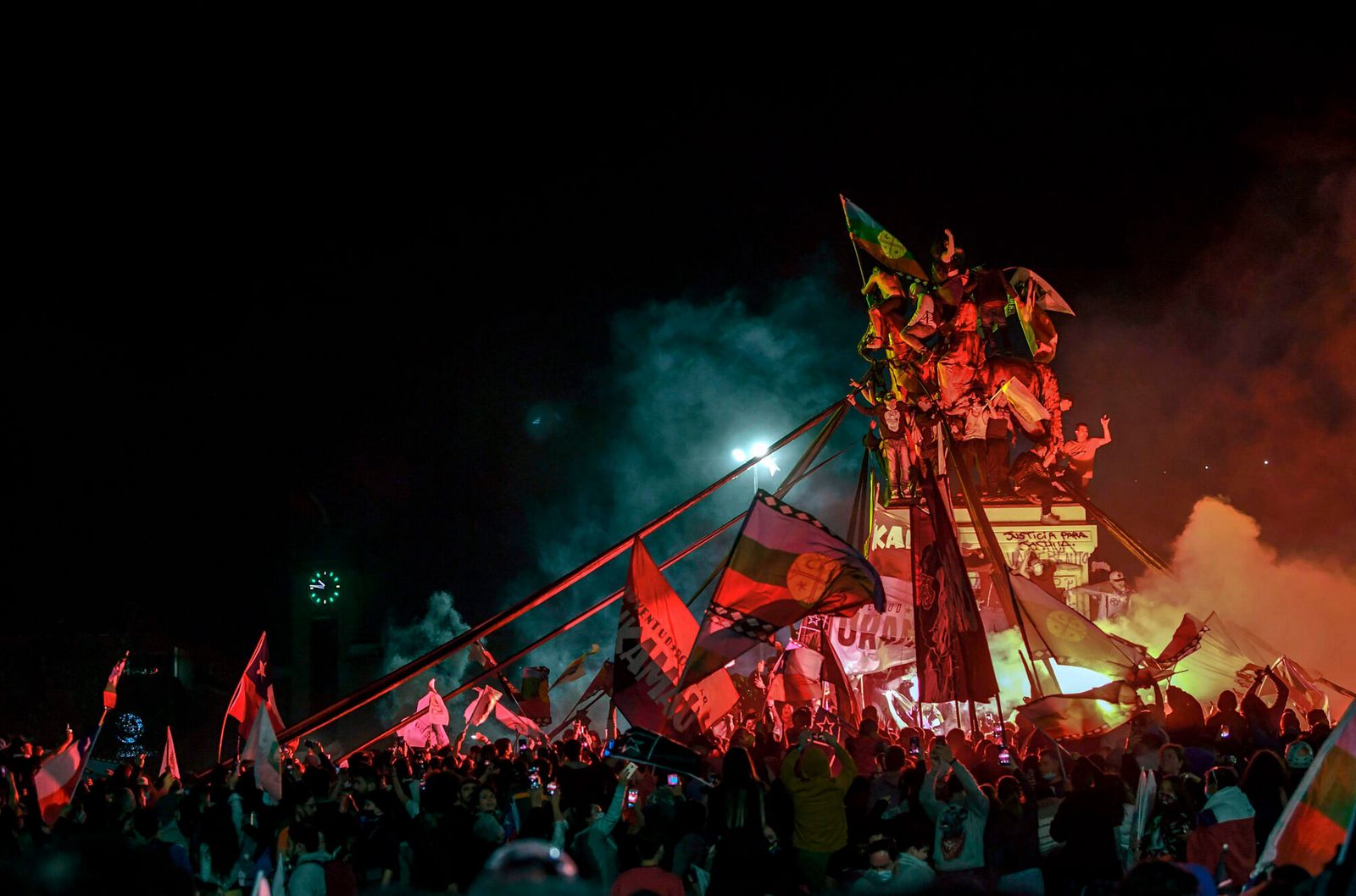 Los manifestantes que apoyan la reforma de la constitución chilena celebran mientras esperan los resultados oficiales del referéndum en Plaza Italia en Santiago el 25 de octubre de 2020.