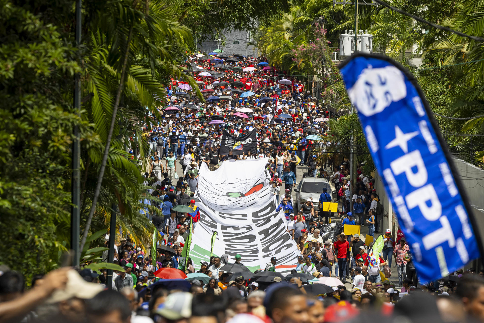 AME5646. CARACAS (VENEZUELA), 07/10/2025.- Personas participan en una manifestación en apoyo a Palestina este martes, en Caracas (Venezuela). EFE/ Miguel Gutiérrez