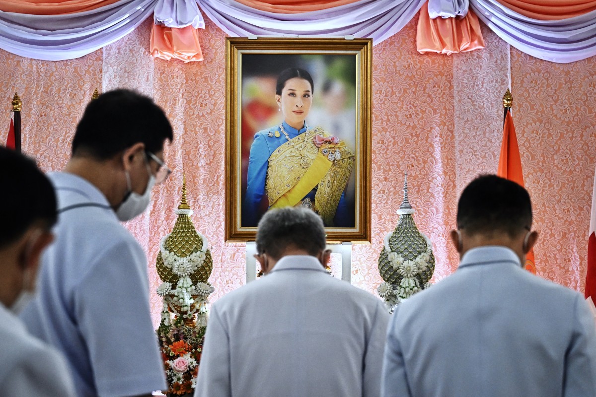 (FILES) Well-wishers bow in front of an image of Thailand's Princess Bajrakitiyabha Mahidol at Chulalongkorn Hospital in Bangkok on December 16, 2022.