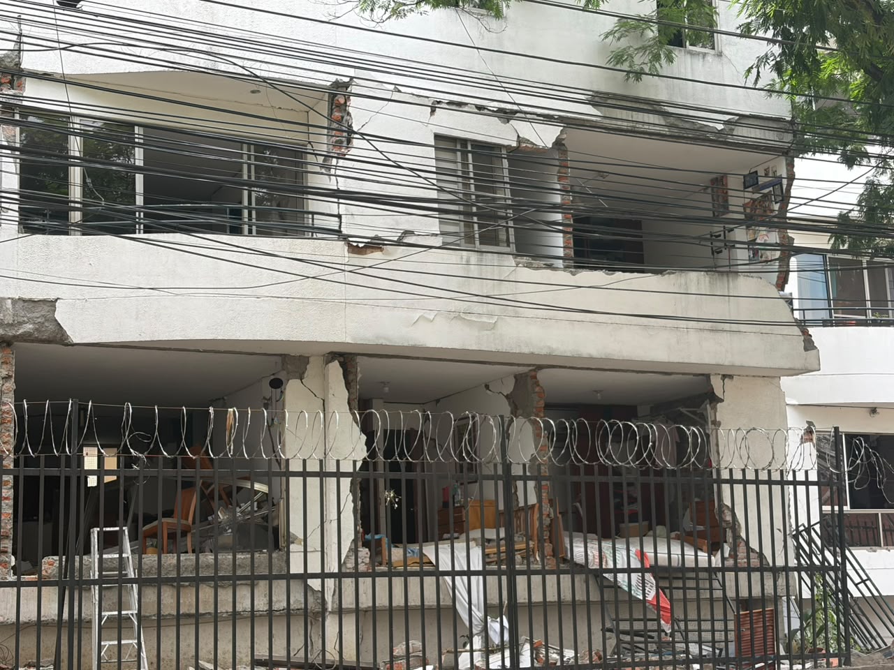 Las habitaciones y objetos personales de los habitantes quedaron expuestos tras los daños estructurales que sufrió el edificio. Por el riesgo de colapso, las familias no pueden ingresar a recuperar sus pertenencias.
