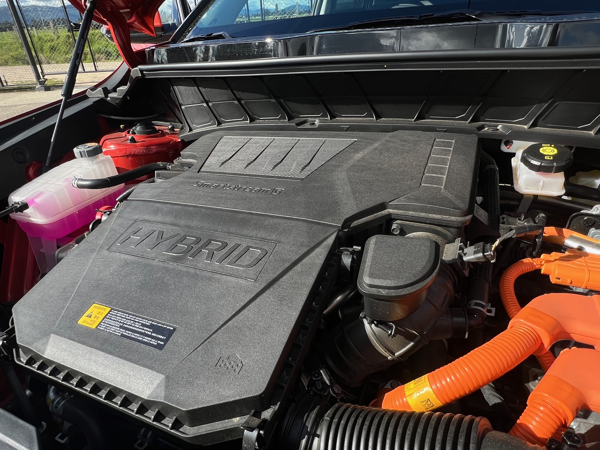 Niro opera con un sistema híbrido compuesto por un motor de 1.6 litros, con 103 caballos y 144 Nm de torque.