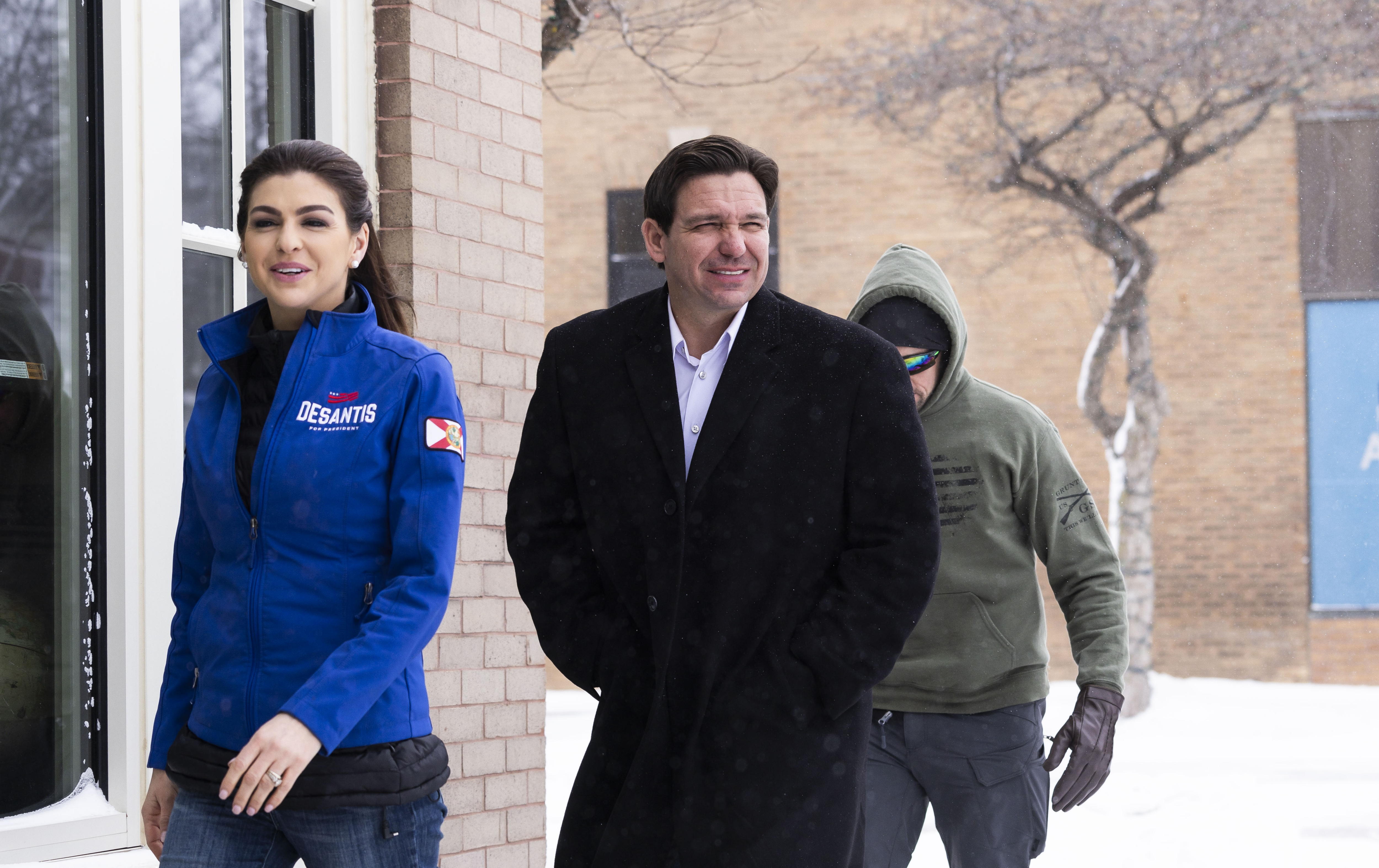 Atlantic (United States), 13/01/2024.- Republican presidential candidate and Florida Governor Ron DeSantis (C) and his wife Casey arrive for a campaign event in Atlantic, Iowa, USA, 13 January 2024. DeSantis, former South Carolina Governor Nikki Haley, and former President Donald Trump are campaigning across Iowa in the final days before the state holds its first-in-the-nation caucus on 15 January 2024. EFE/EPA/JUSTIN LANE