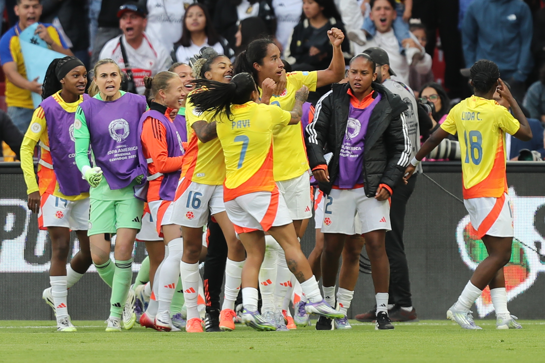 AME7247. QUITO (ECUADOR), 02/08/2025.- Mayra Ramírez (c) de Colombia celebra un gol este sábado, en la final de la Copa América Femenina entre Colombia y Brasil en el estadio Rodrigo Paz Delgado en Quito (Ecuador). EFE/ Jose Jácome

