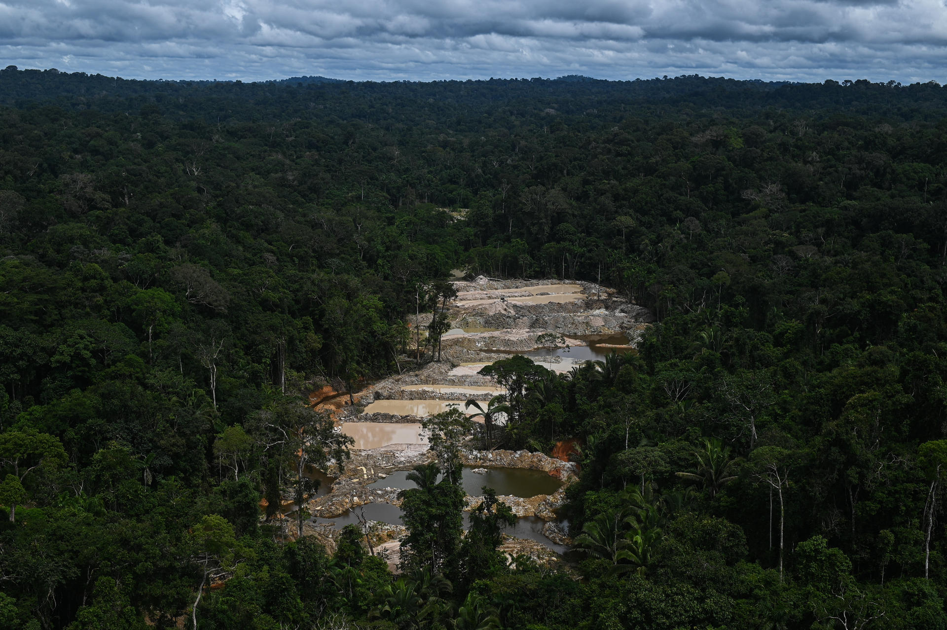 AME8476. ITAITUBA (BRASIL), 17/05/2025.- Fotografía de archivo del 14 de febrero de 2023 de una zona donde se realiza minería ilegal en la Floresta Ambiental Itaituba II, estado de Pará (Brasil). La minería ilegal se ha convertido en una de las principales amenazas para la seguridad, el medioambiente y la gobernabilidad en Sudamérica. Con Perú y Ecuador al borde del colapso institucional en ciertas regiones, el fenómeno también golpea con fuerza a Brasil, Colombia y Guatemala. Solo Chile parece haberse blindado ante esta plaga. EFE/ Andre Borges