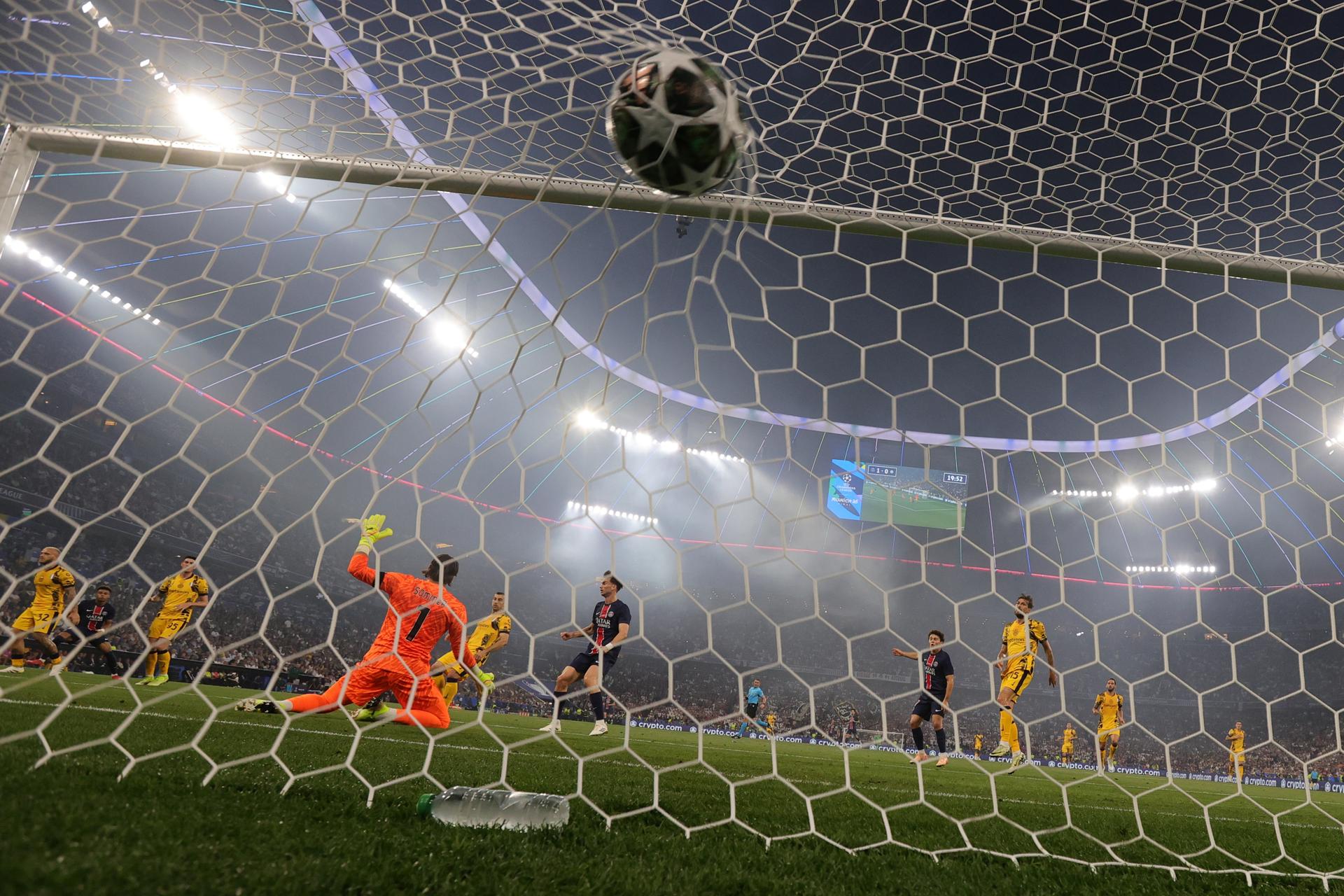 Munich (Germany), 31/05/2025.- Desire Doue of PSG (2-L) scores the 0-2 goal against goalkeeper Yann Sommer of Inter during the UEFA Champions League final between Paris Saint-Germain and Internazionale Milano in Munich, Germany 31 May 2025. (Liga de Campeones, Alemania) EFE/EPA/FILIP SINGER
