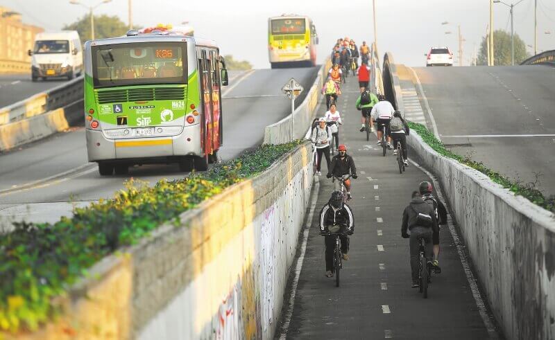 Las bicicletas y patinetas compartidas buscan complementar la labor del transporte público. / Cristian Garavito - El Espectador