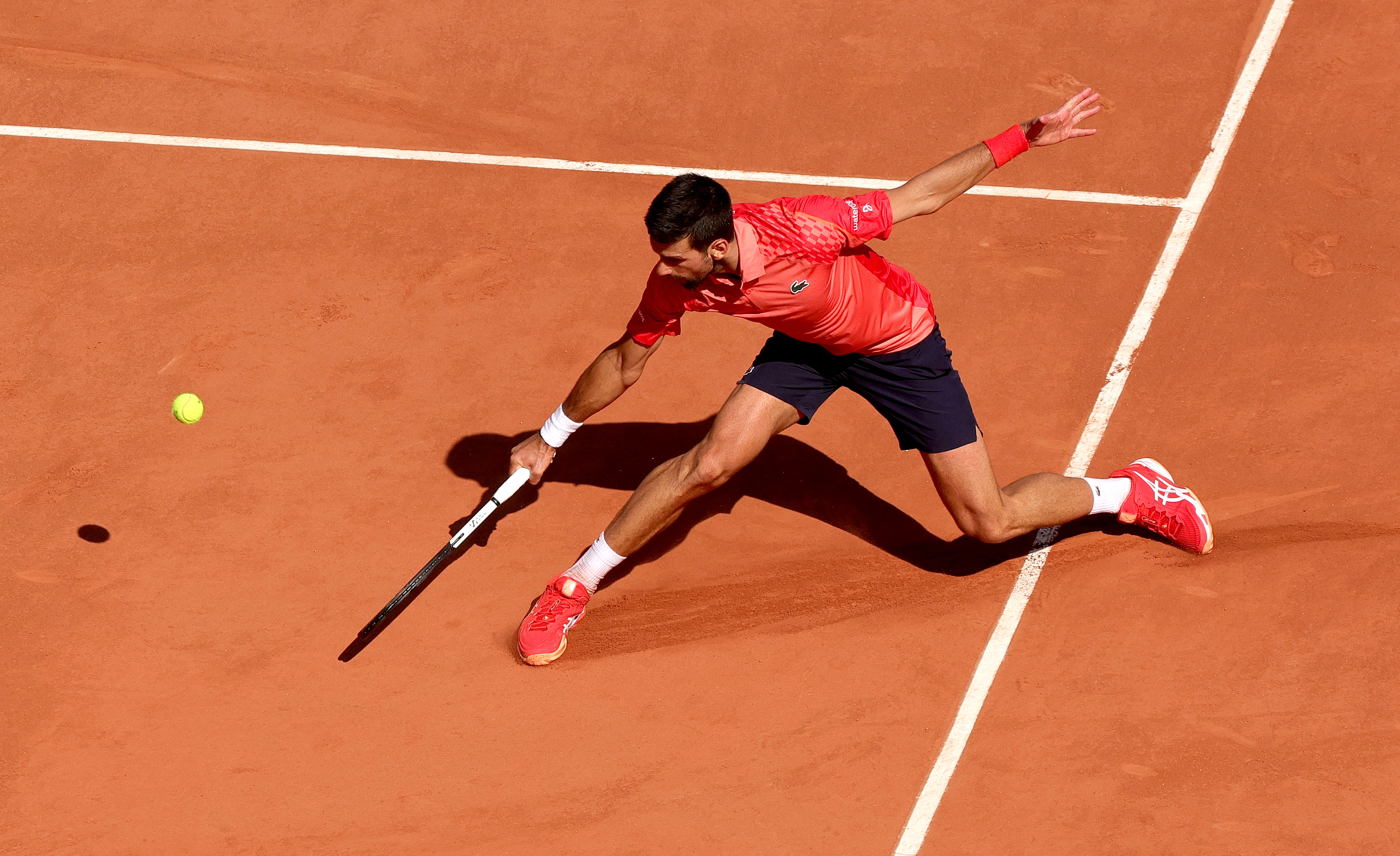 Roland Garros: Djokovic se lleva un susto, Alcaraz y Sabalenka intratables